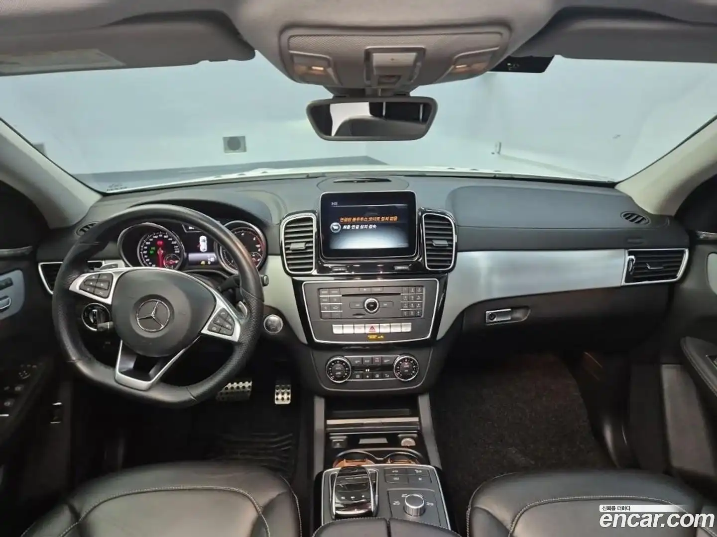 GLE-Class Mercedes-Benz 2016.10-INNER-007
