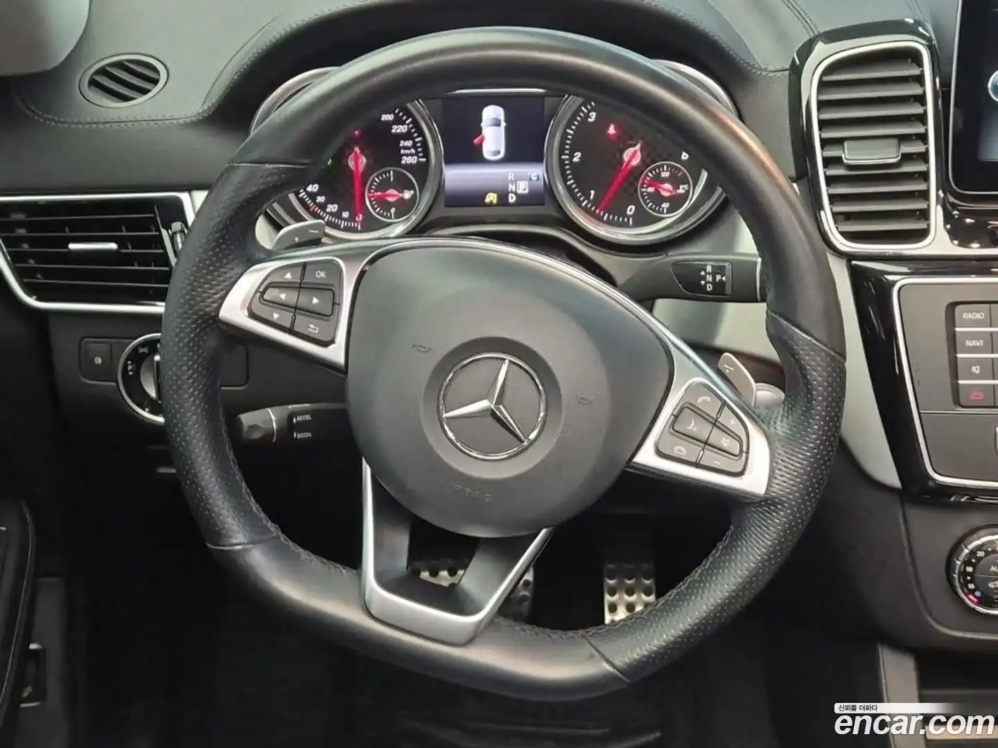 GLE-Class Mercedes-Benz 2016.10-INNER-009
