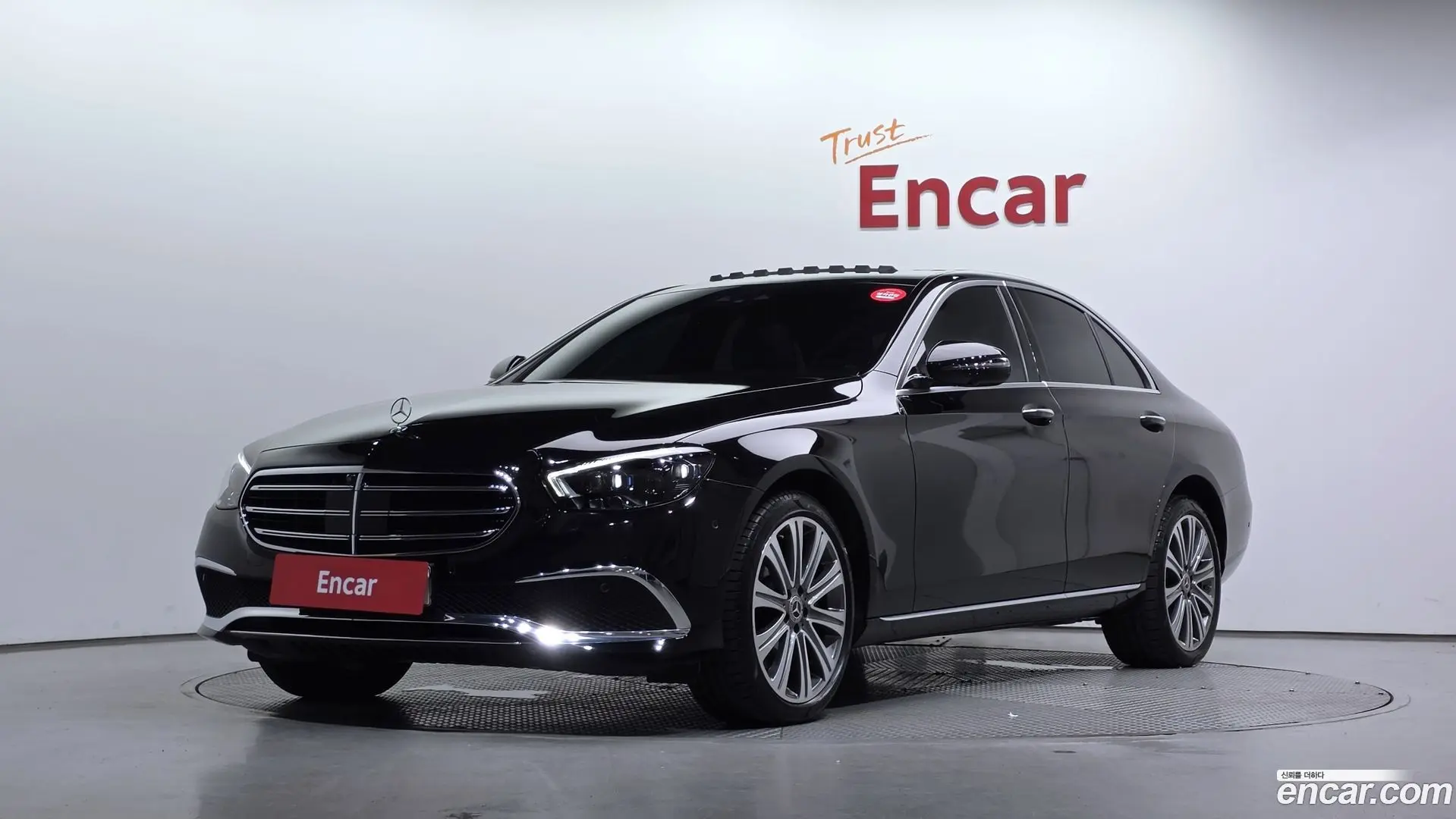 Main__Slider__Photo:E-Class Mercedes-Benz 2023.0-0