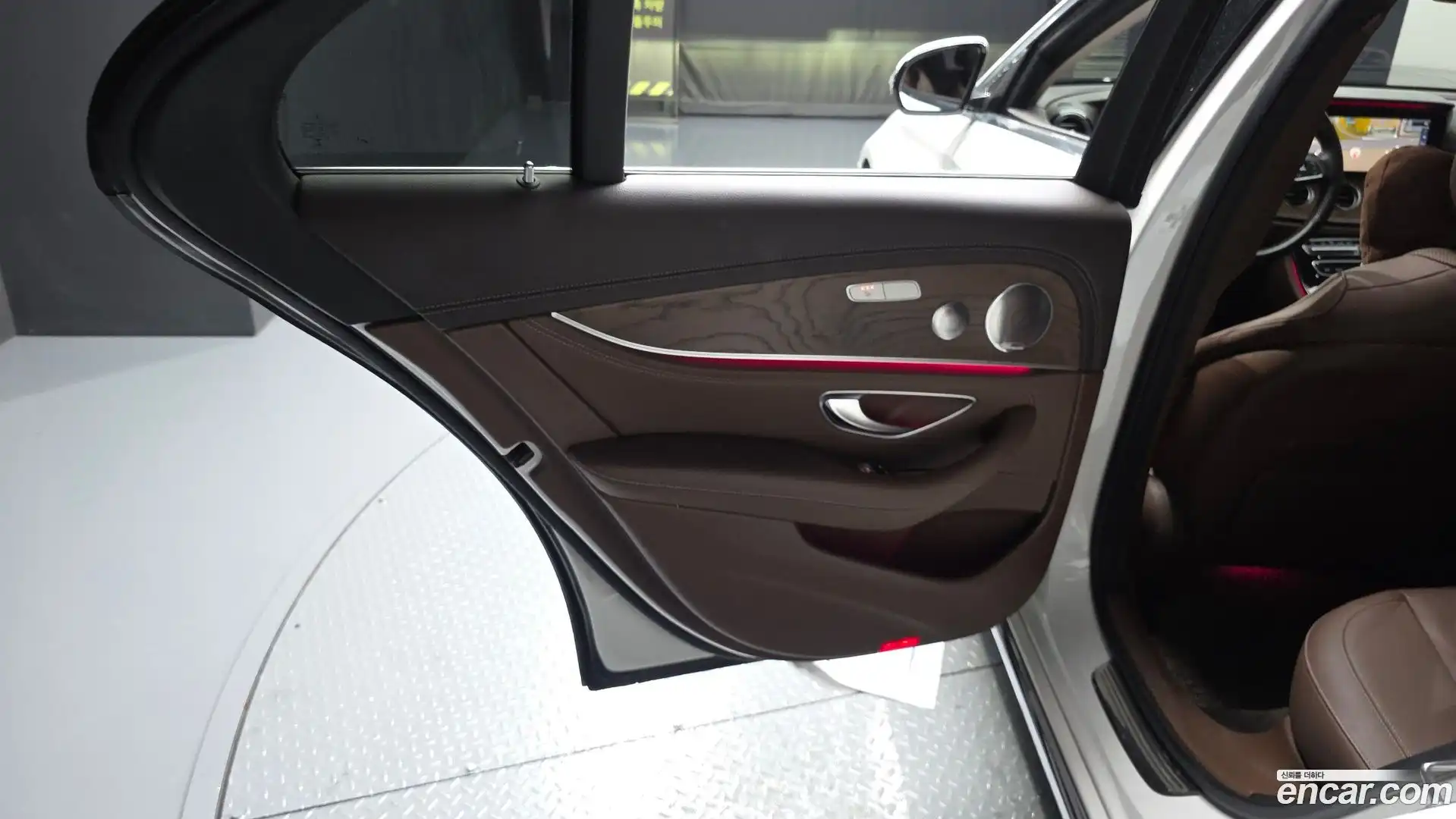 E-Class Mercedes-Benz 2018.6-INNER-035