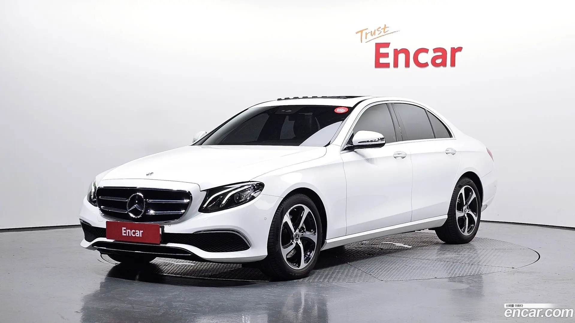 Main__Slider__Photo:E-Class Mercedes-Benz 2020.5-0