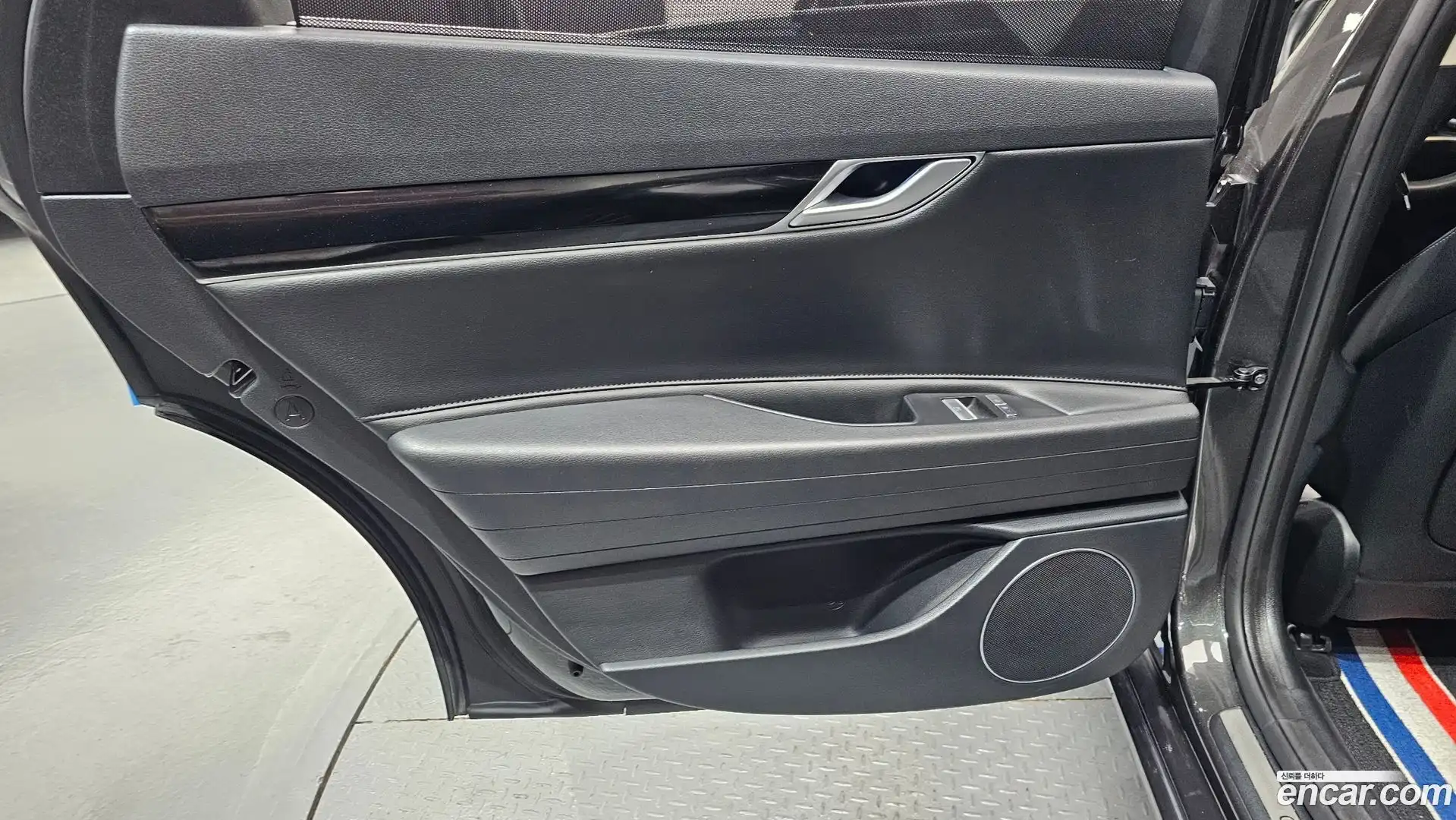 G80 Genesis 2023.0-INNER-035