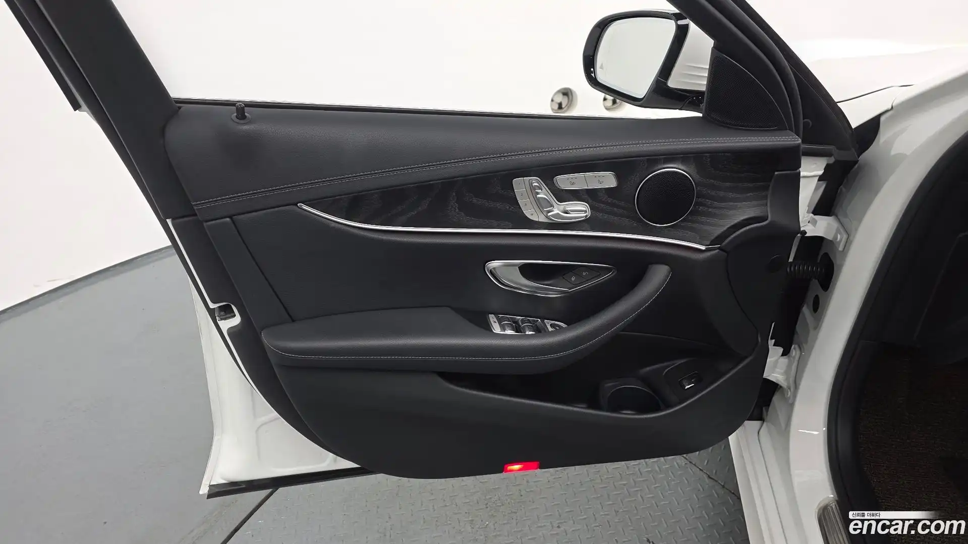 E-Class Mercedes-Benz 2023.2-INNER-034