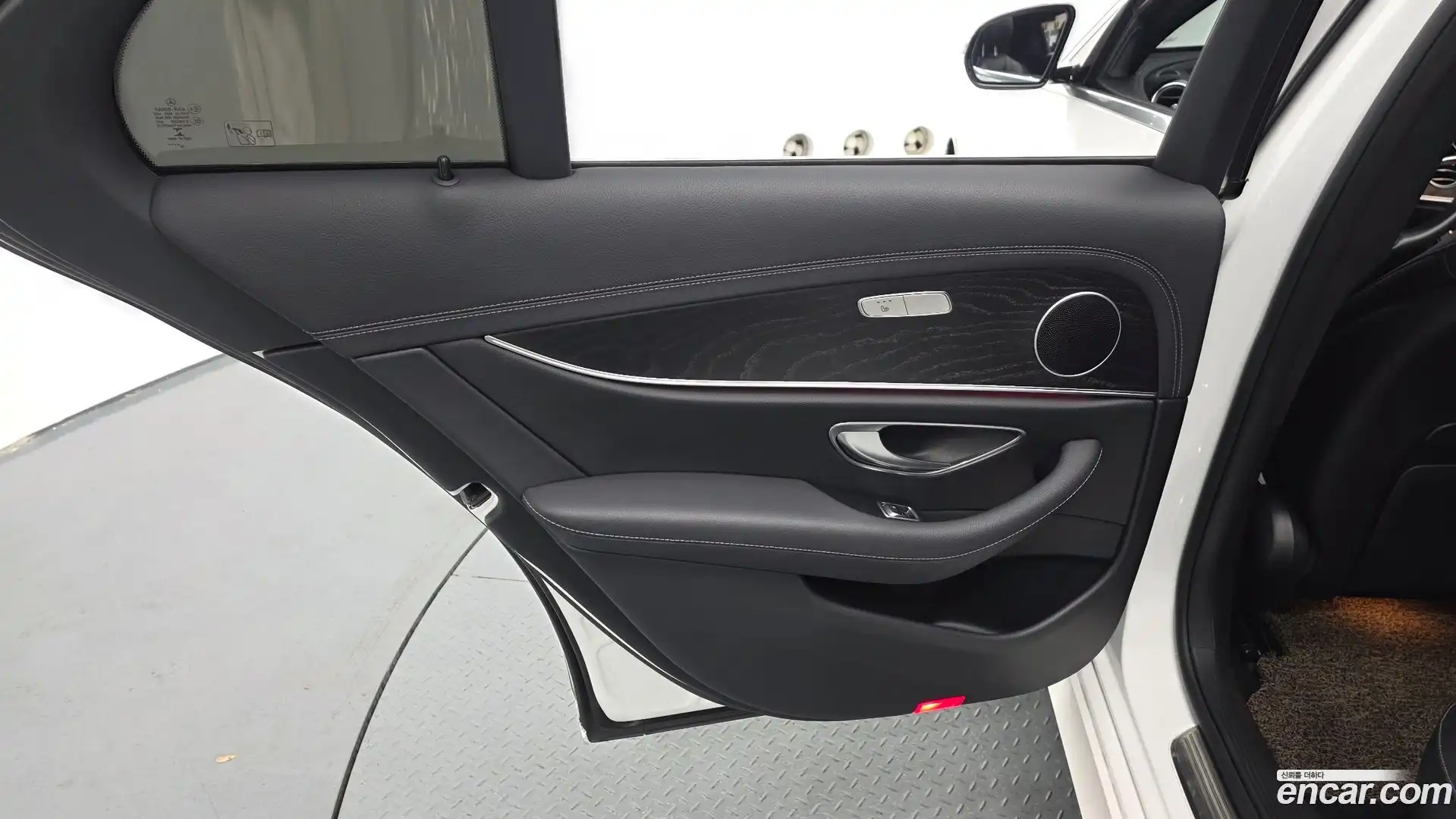 E-Class Mercedes-Benz 2023.2-INNER-035