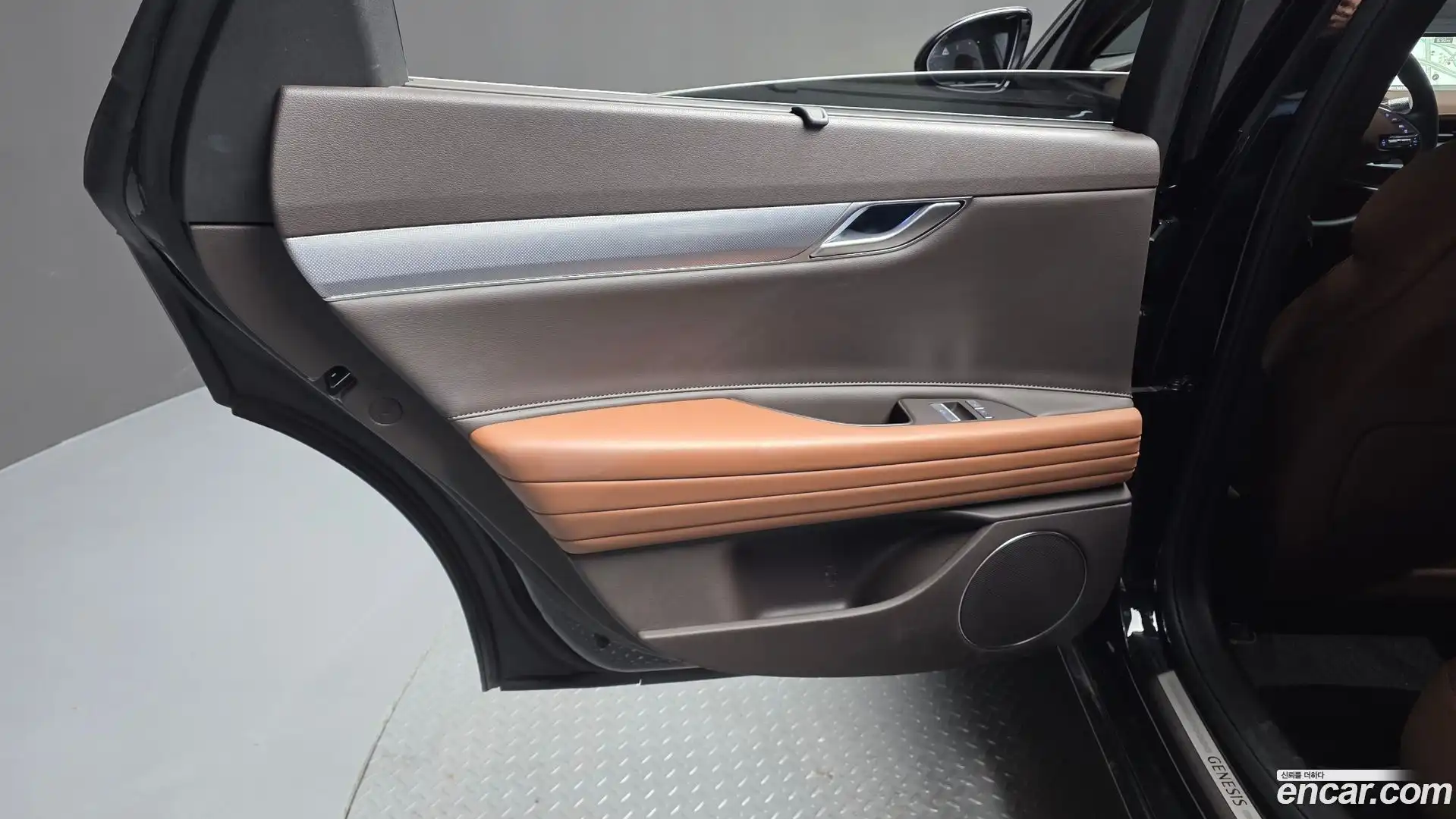 G80 Genesis 2023.1-INNER-035