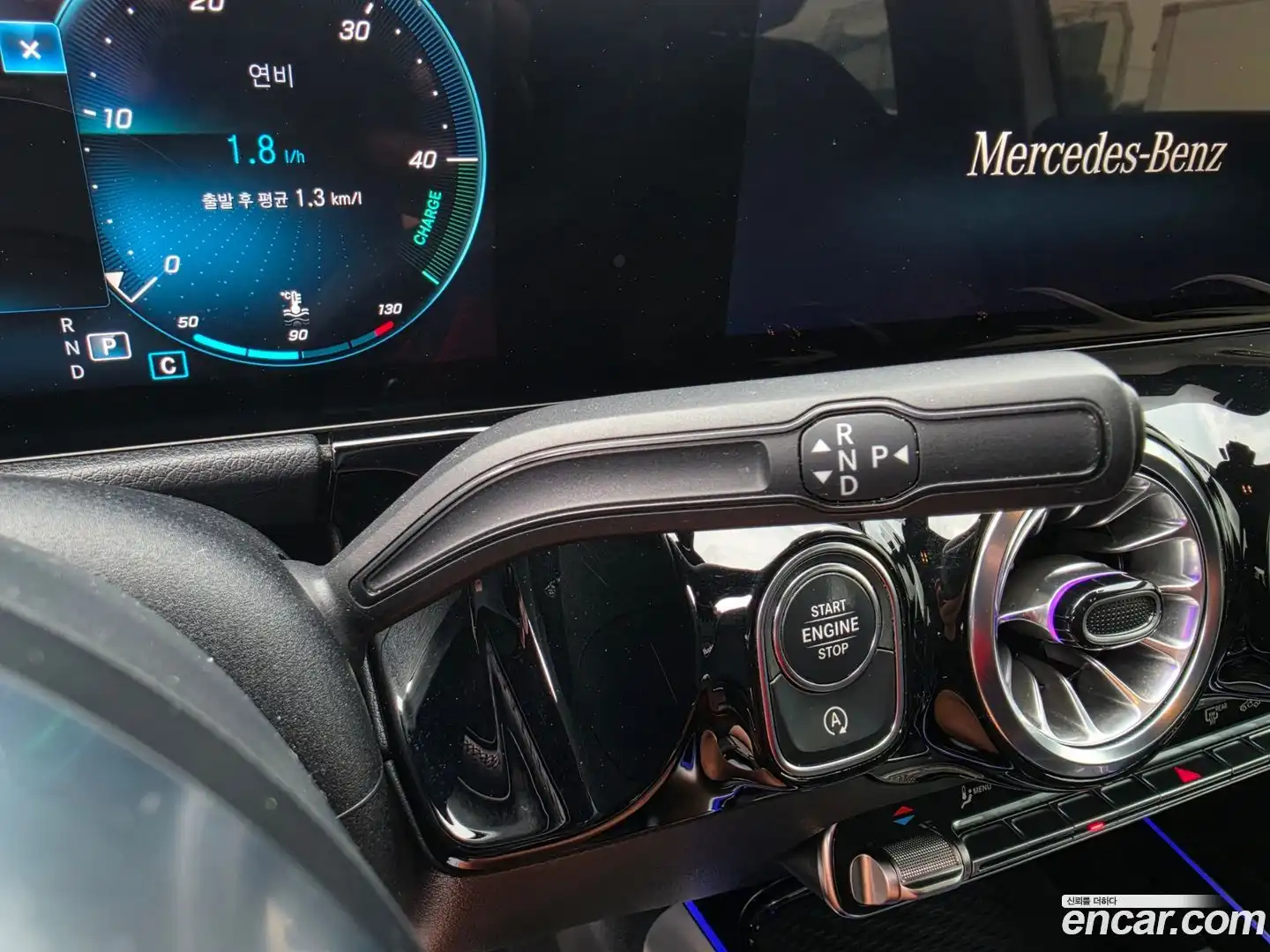 GLA-Class Mercedes-Benz 2023.4-INNER-009