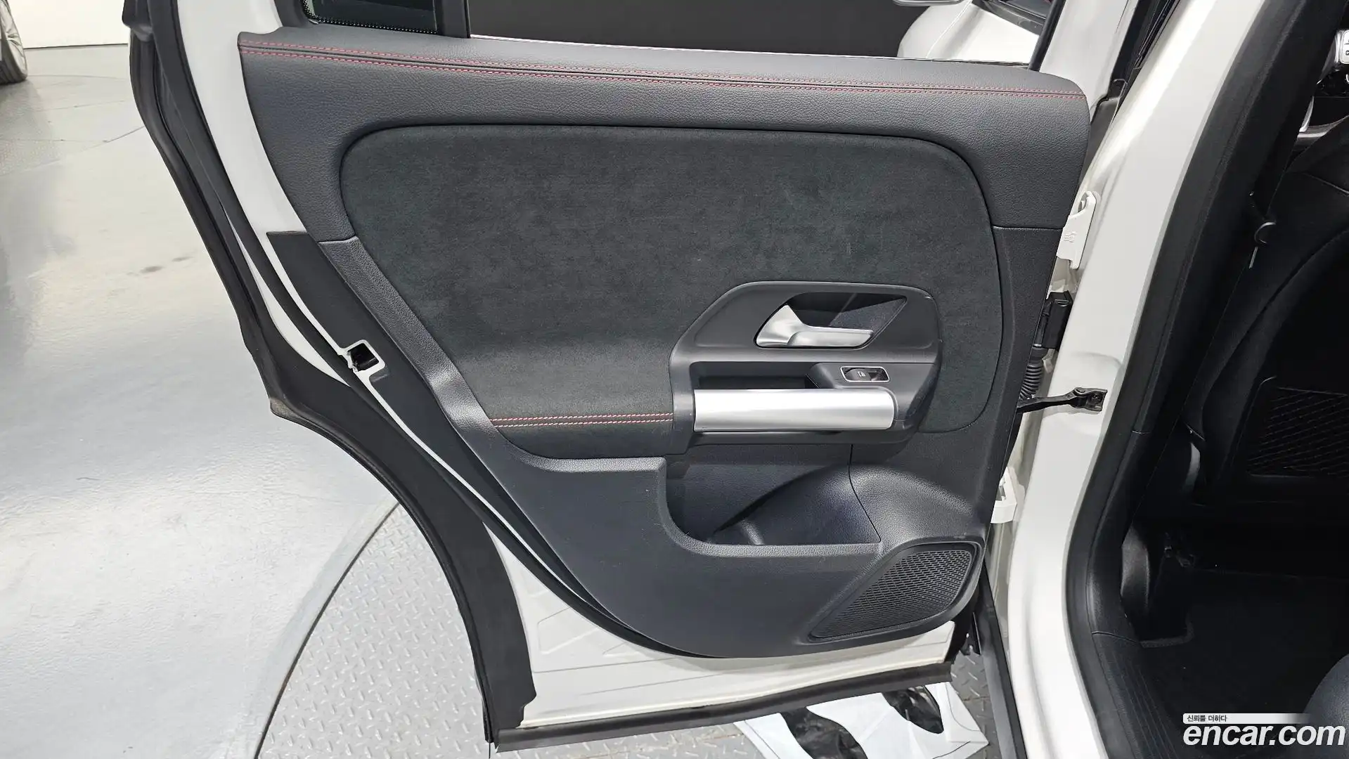 GLA-Class Mercedes-Benz 2023.4-INNER-035