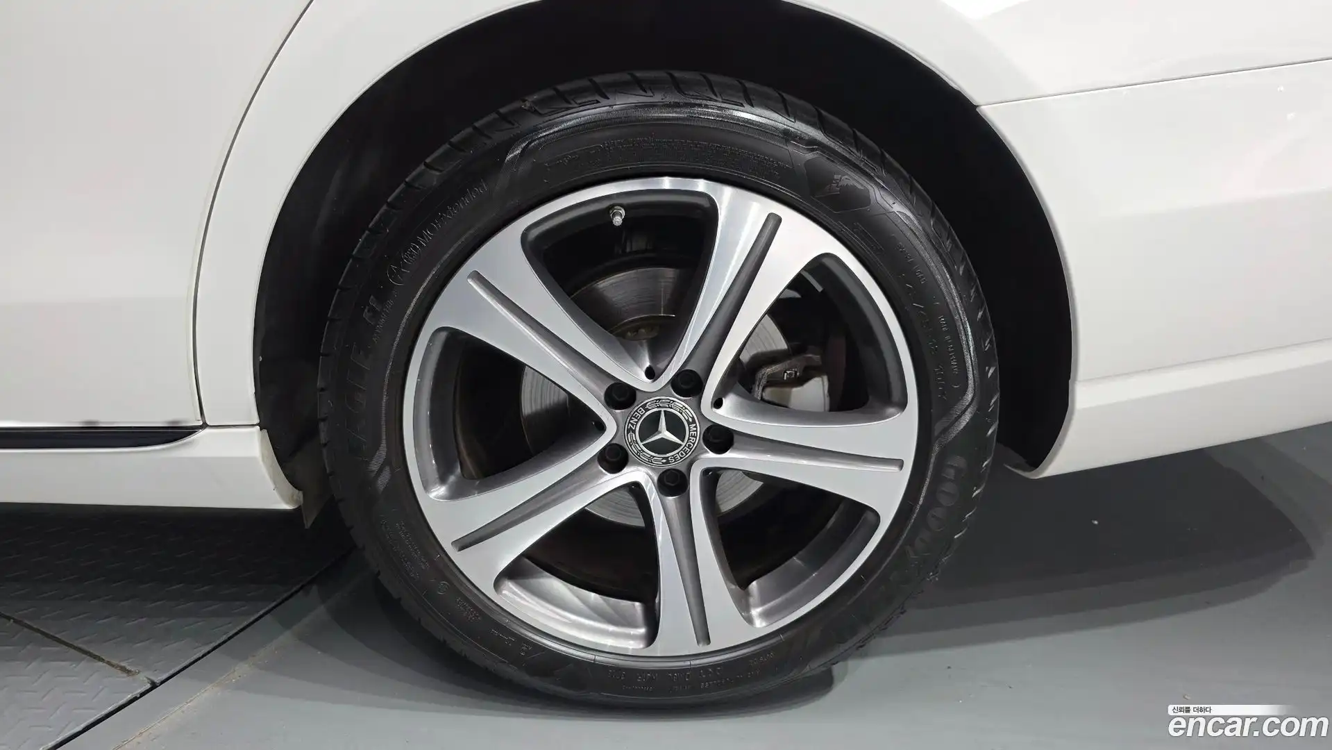 E-Class Mercedes-Benz 2019.3-OUTER-031