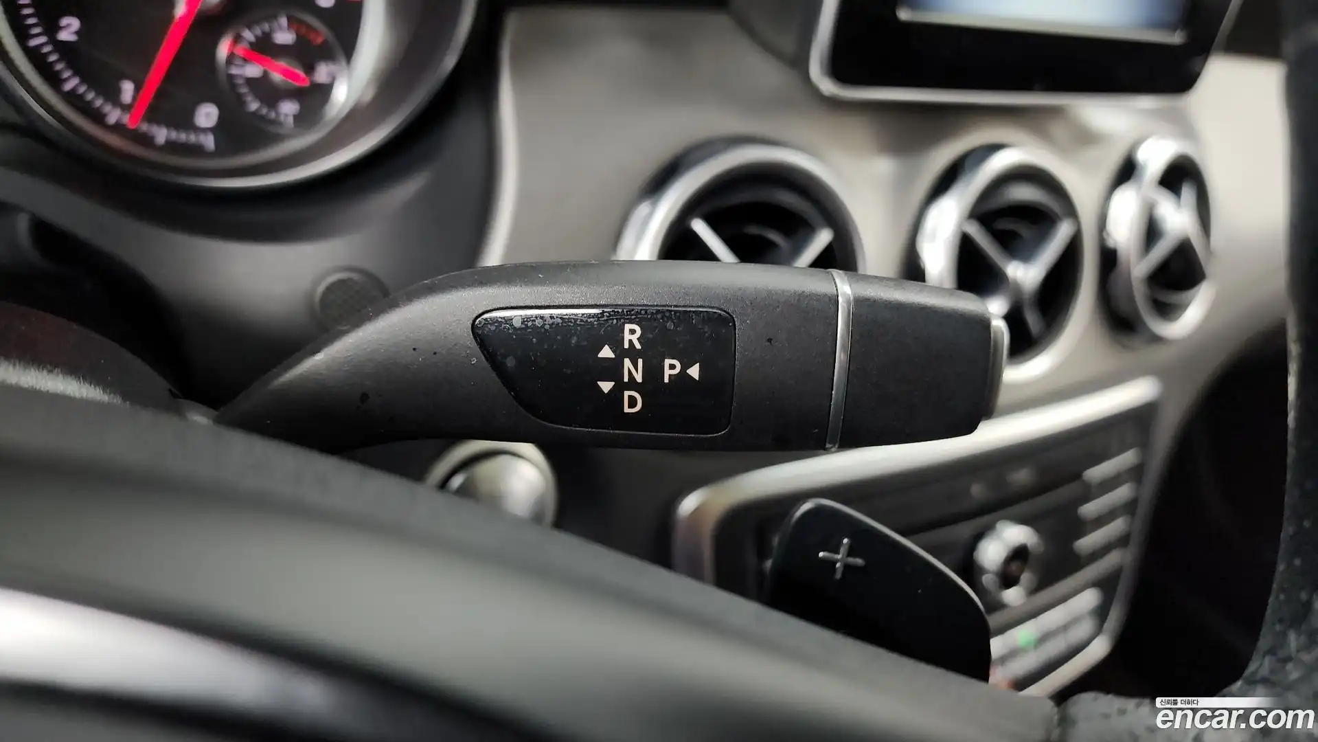 GLA-Class Mercedes-Benz 2019.0-INNER-009