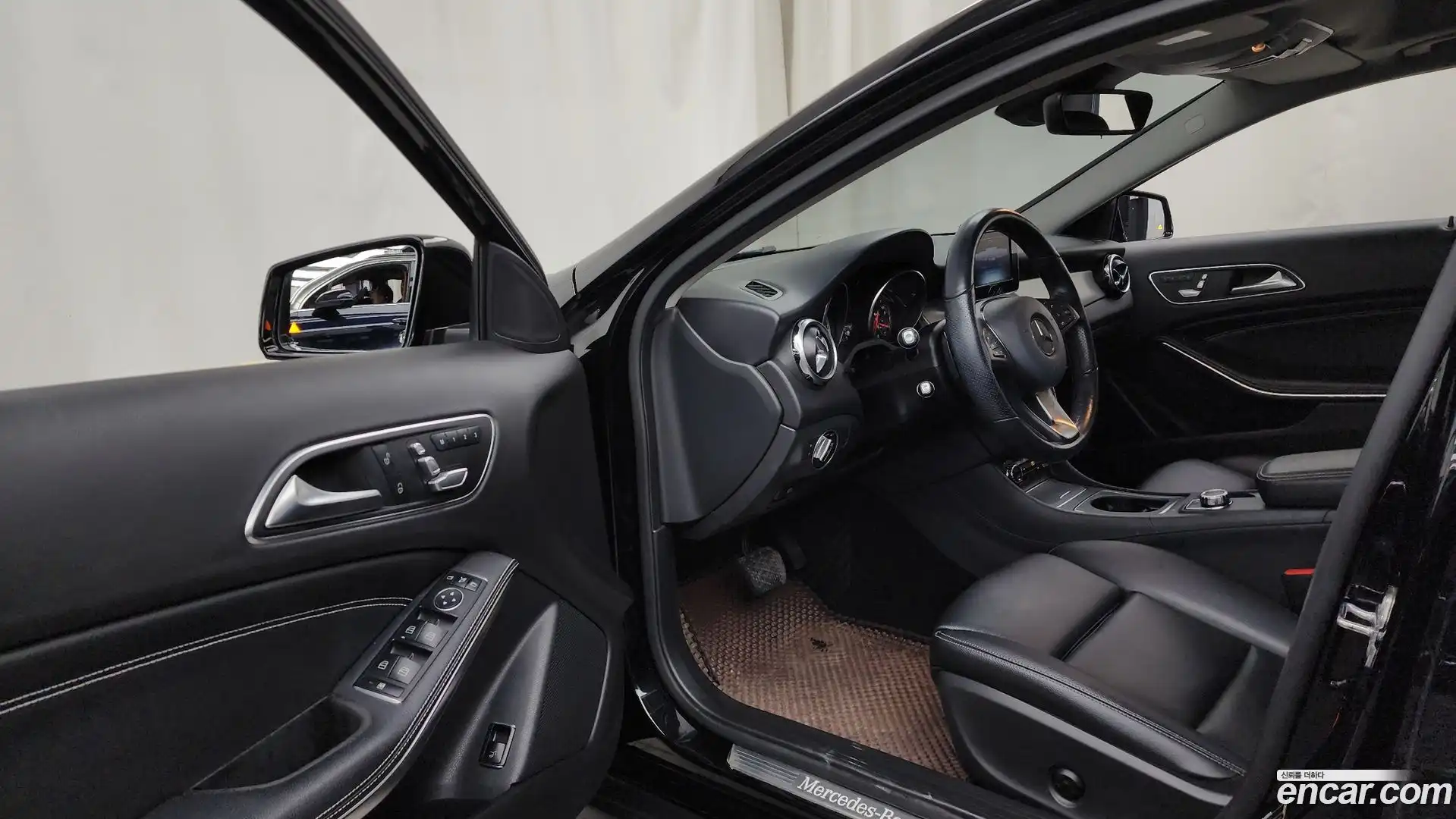 GLA-Class Mercedes-Benz 2019.0-INNER-010