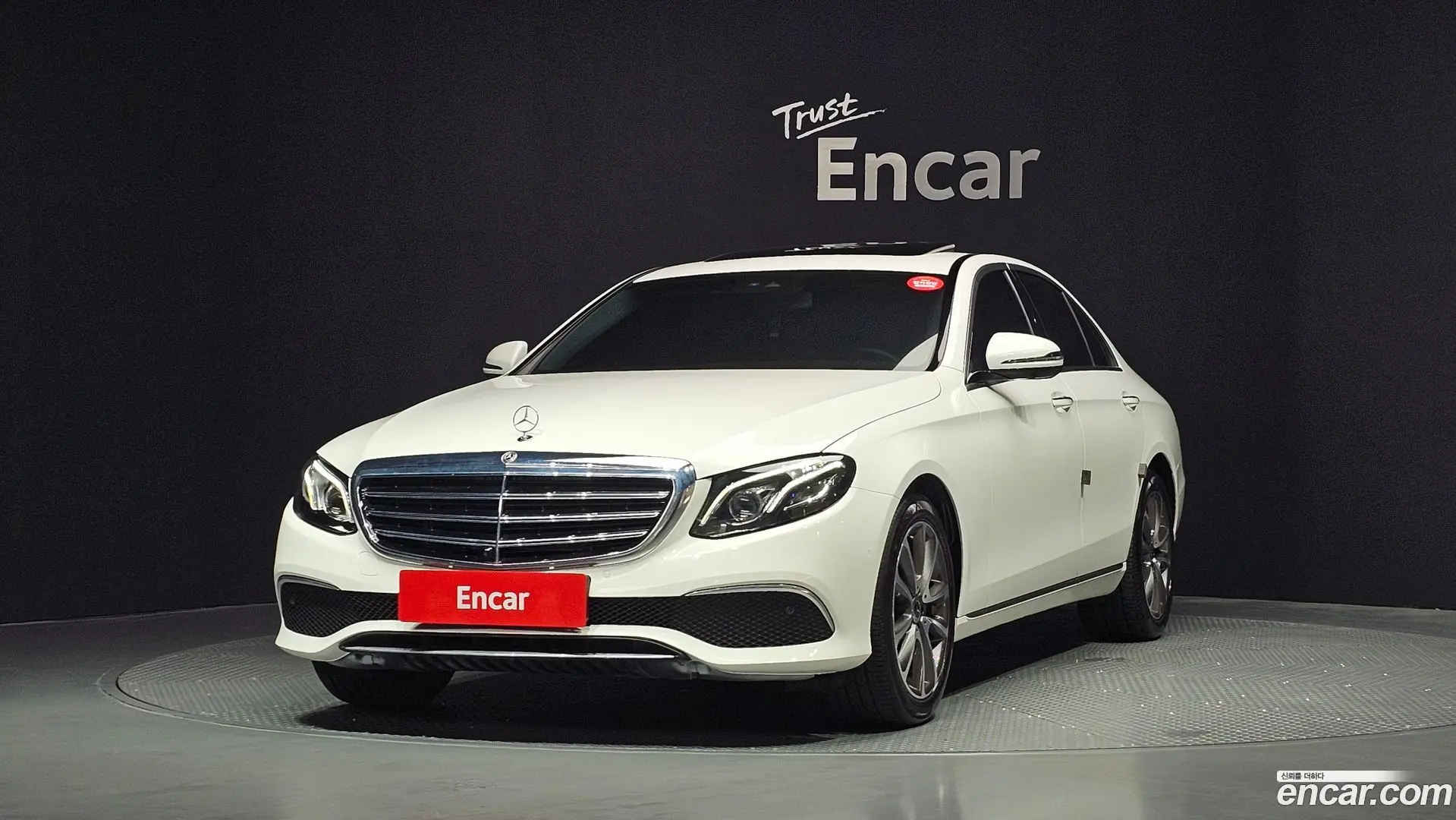 Main__Slider__Photo:E-Class Mercedes-Benz 2017.11-0