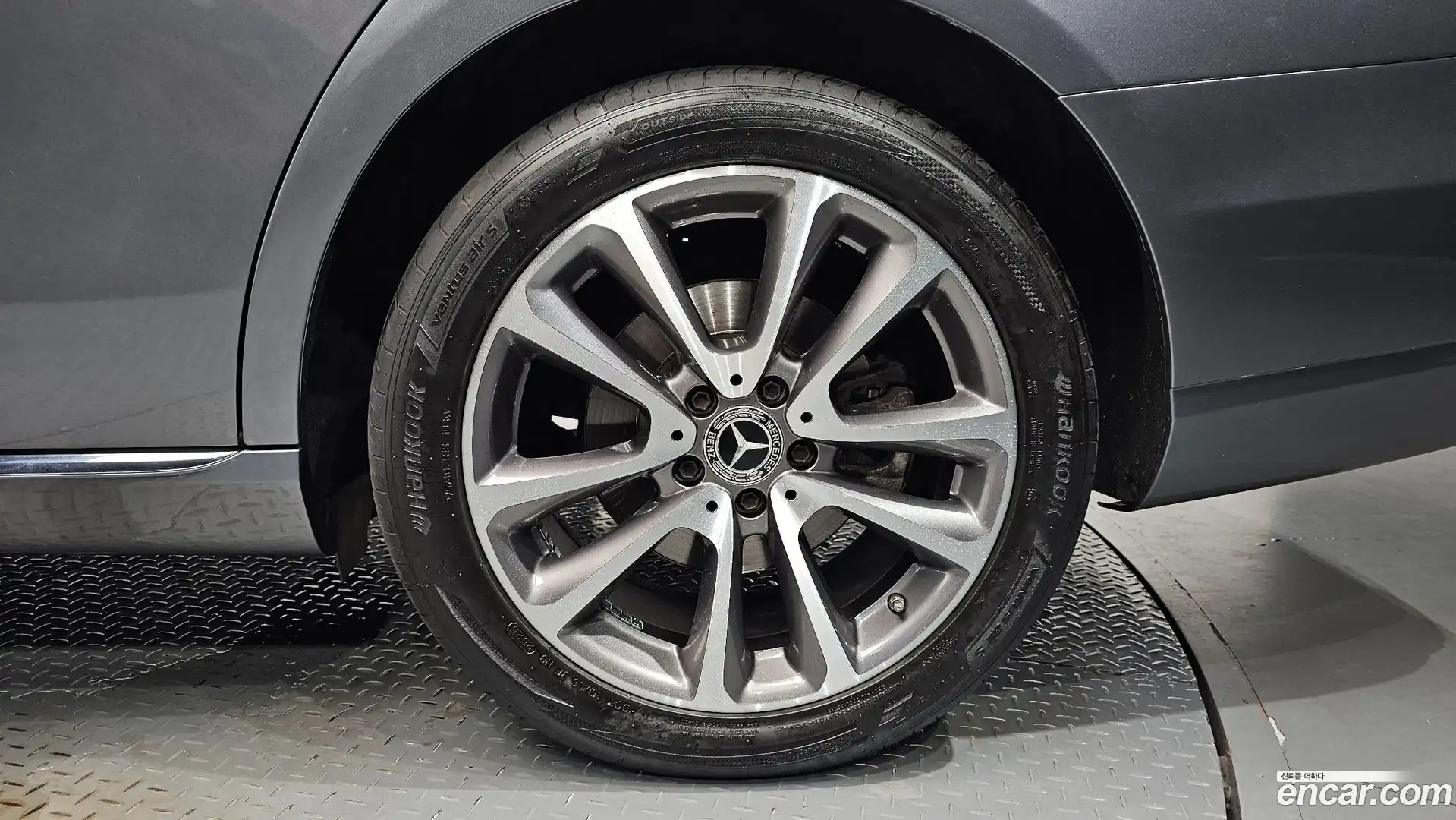 E-Class Mercedes-Benz 2019.4-OUTER-031