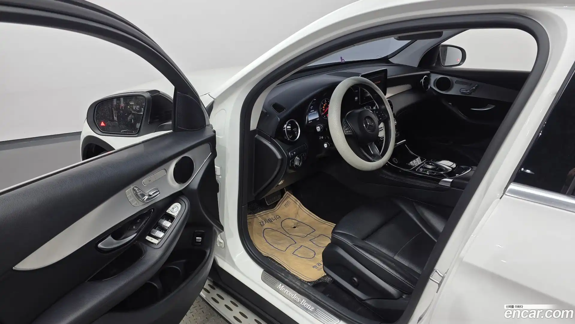 GLC-Class Mercedes-Benz 2017.10-INNER-010