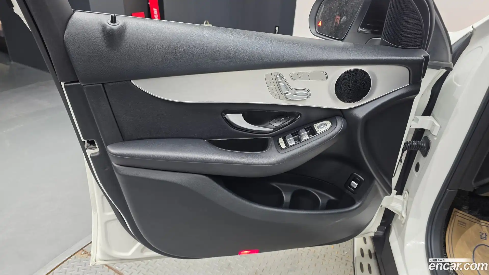 GLC-Class Mercedes-Benz 2017.10-INNER-034