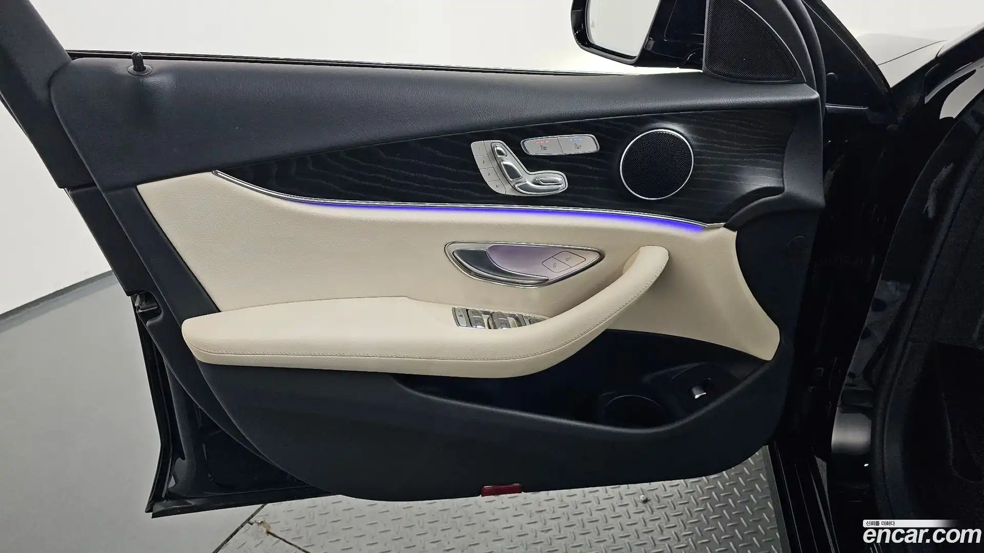 E-Class Mercedes-Benz 2022.5-INNER-034