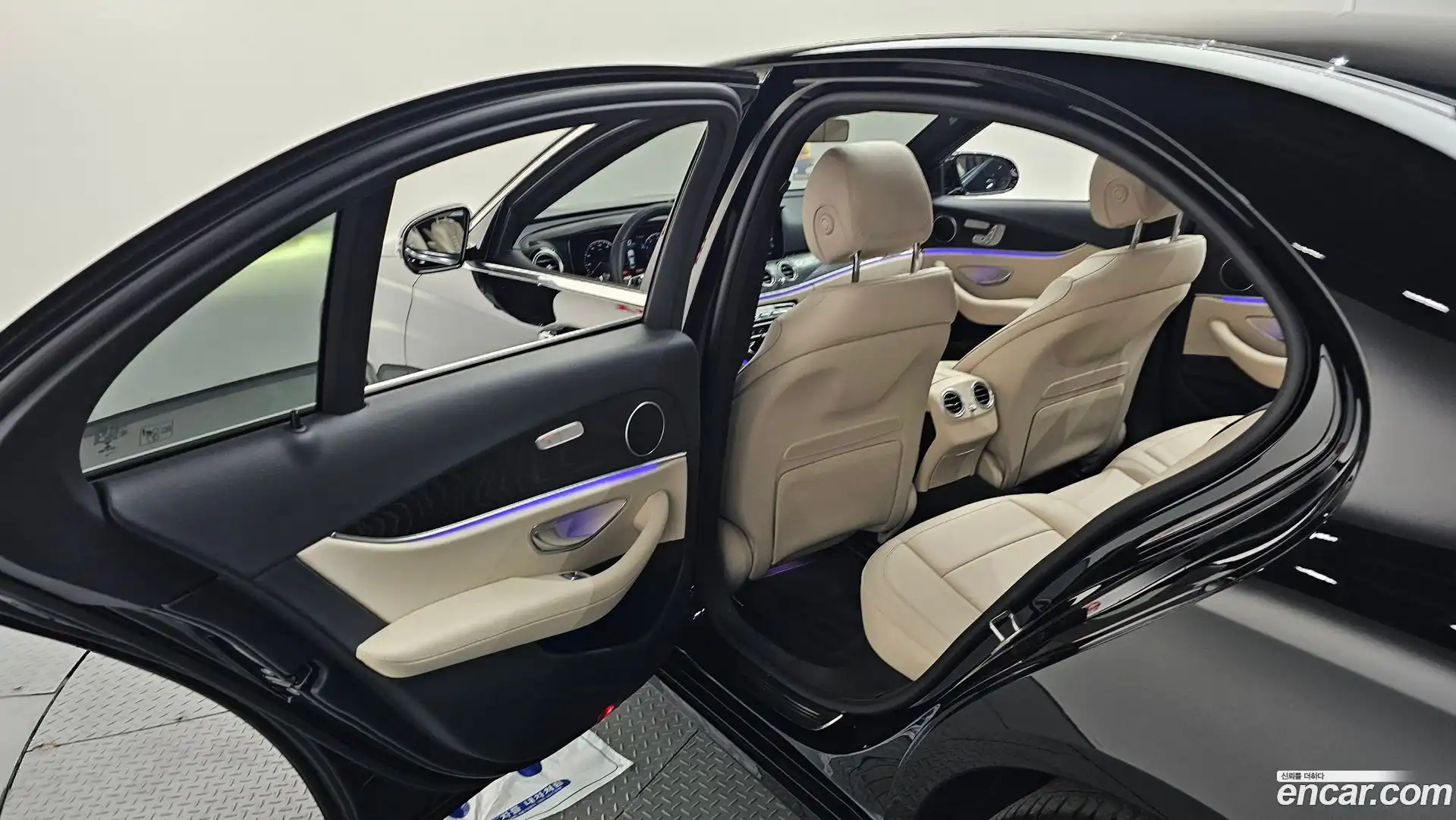 E-Class Mercedes-Benz 2022.5-OPTION-040