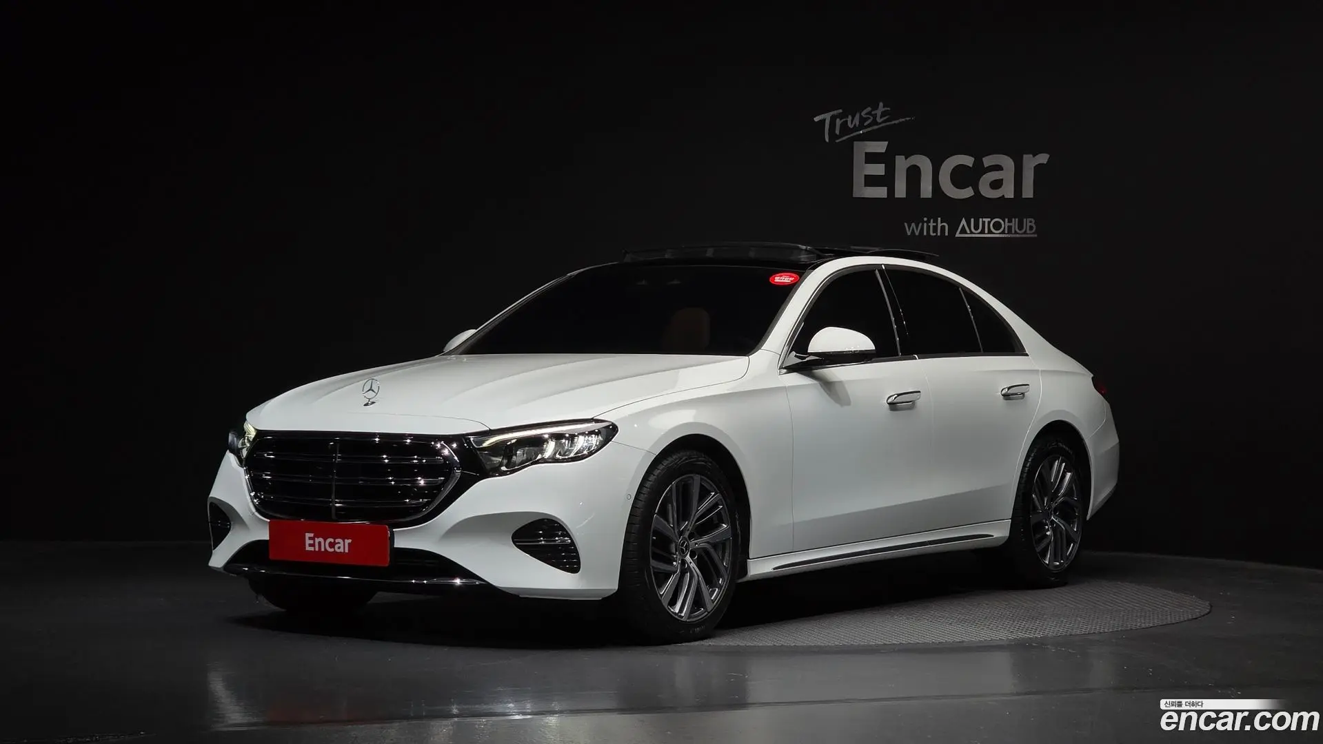 Main__Slider__Photo:E-Class Mercedes-Benz 2024.4-0