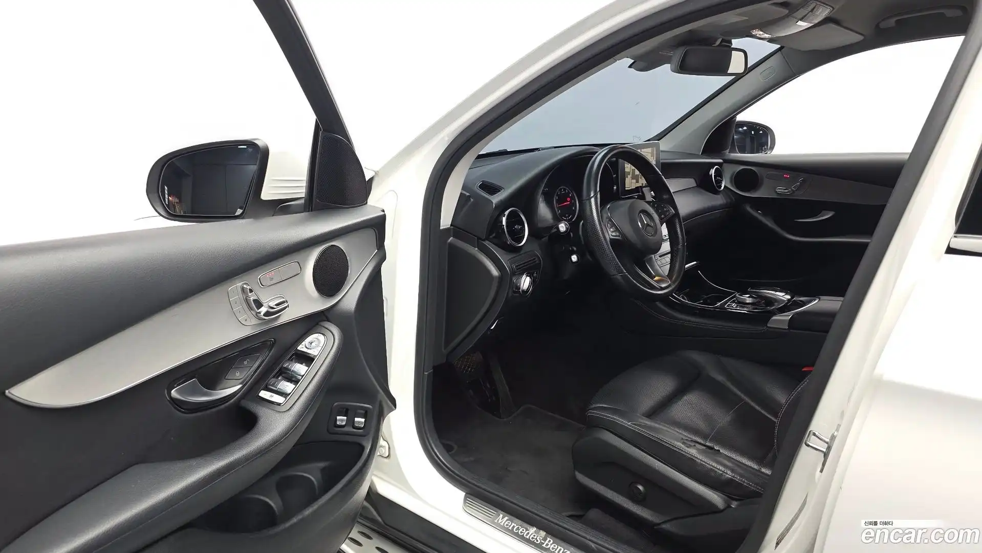 GLC-Class Mercedes-Benz 2018.11-INNER-010