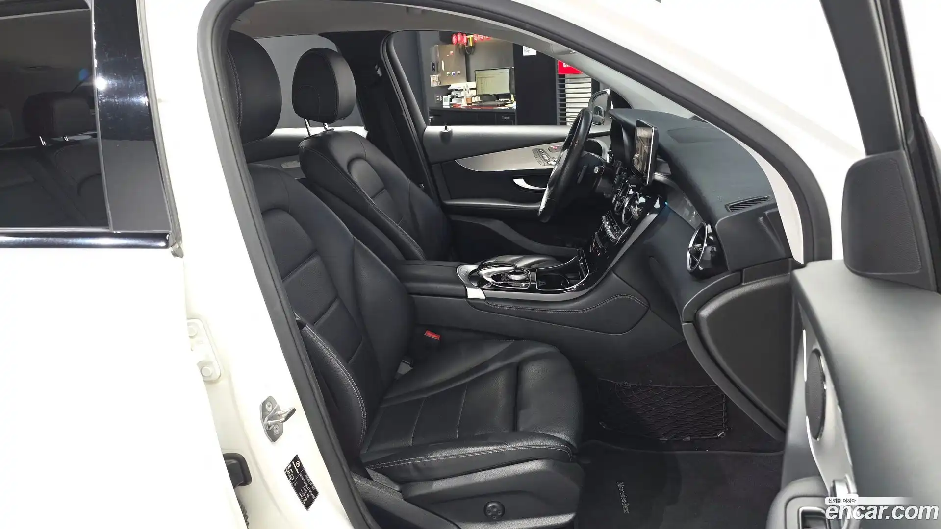 GLC-Class Mercedes-Benz 2018.11-OPTION-015