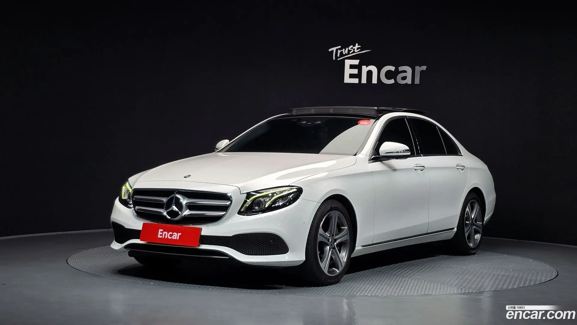 Main__Slider__Photo:E-Class Mercedes-Benz 2017.6-0