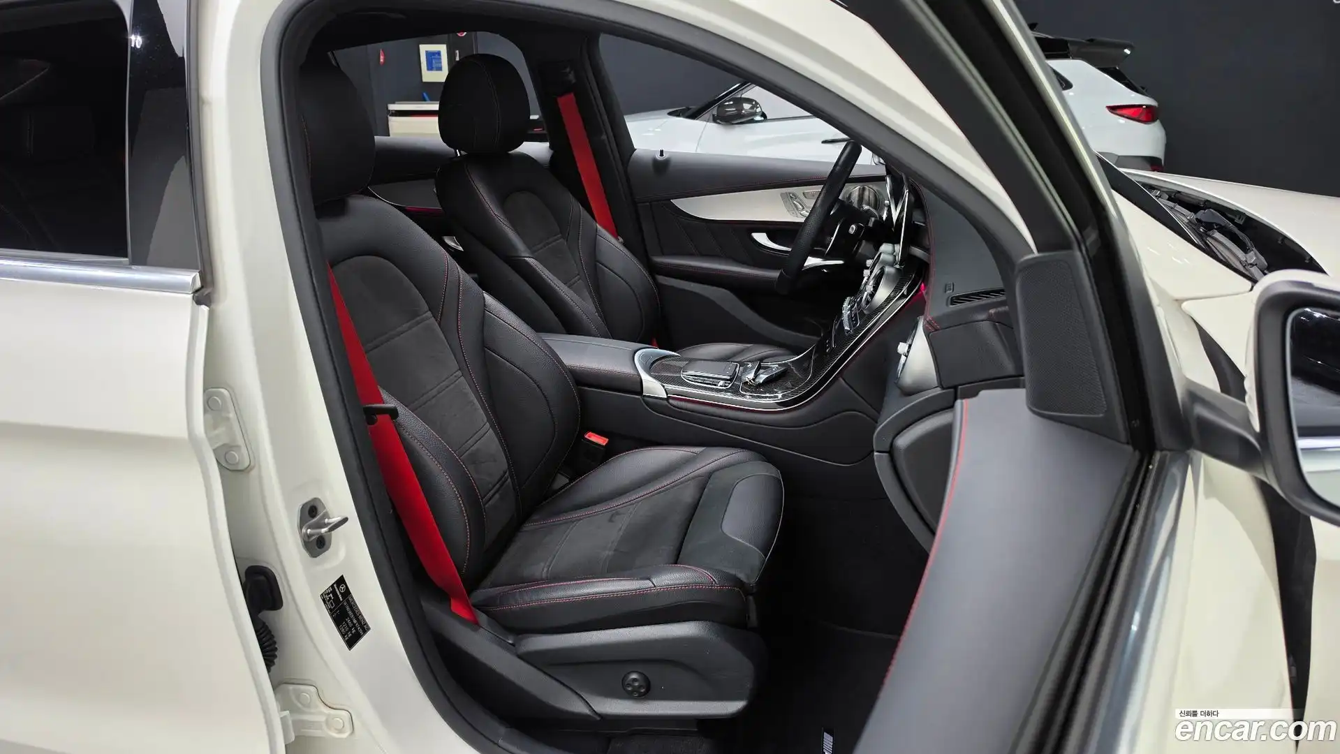 GLC-Class Mercedes-Benz 2021.8-INNER-036