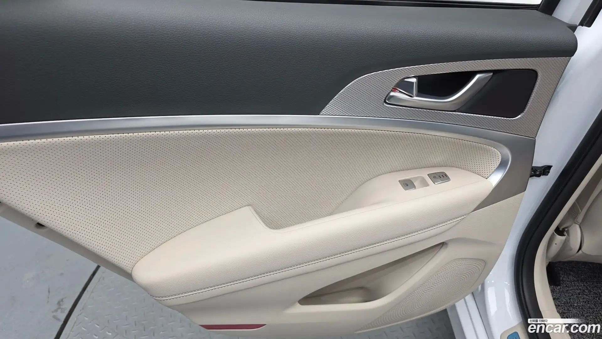 G70 Genesis 2023.1-INNER-035