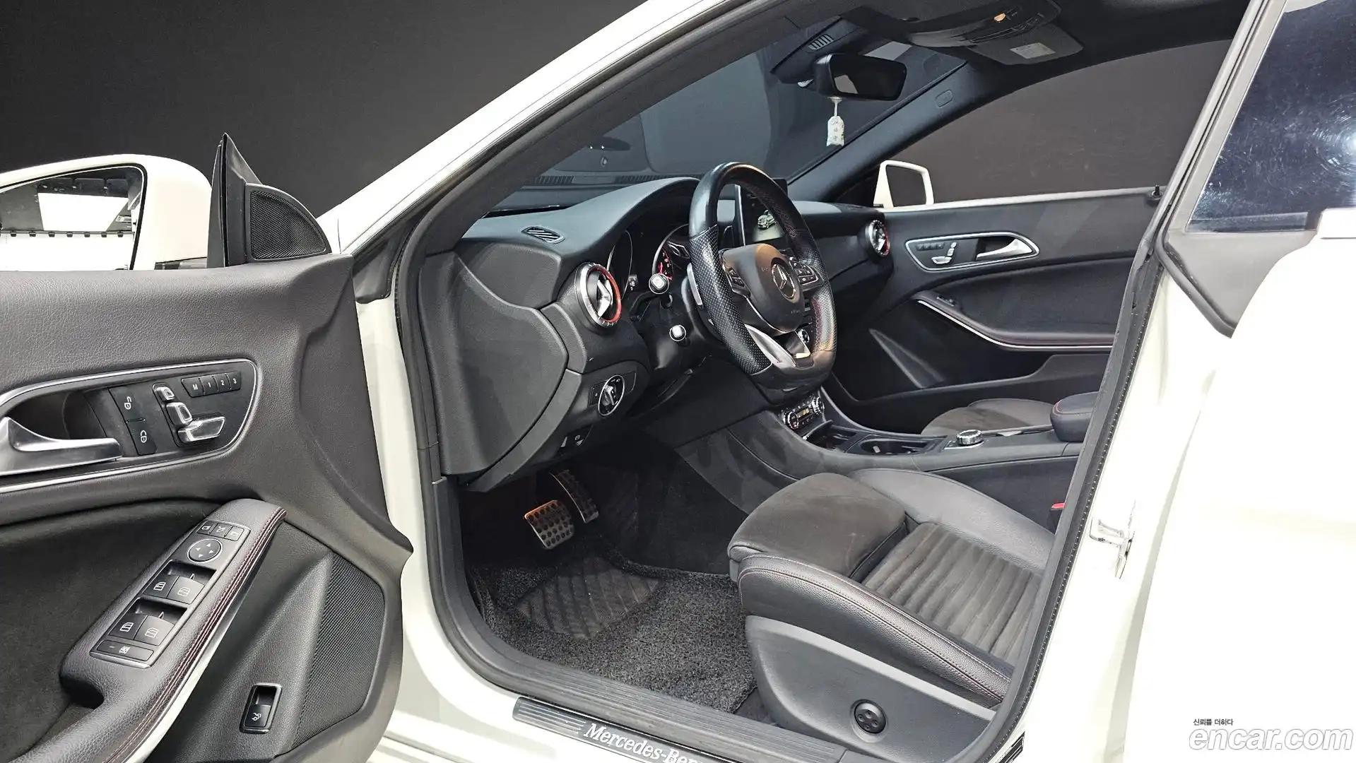 CLA-Class Mercedes-Benz 2017.10-INNER-010