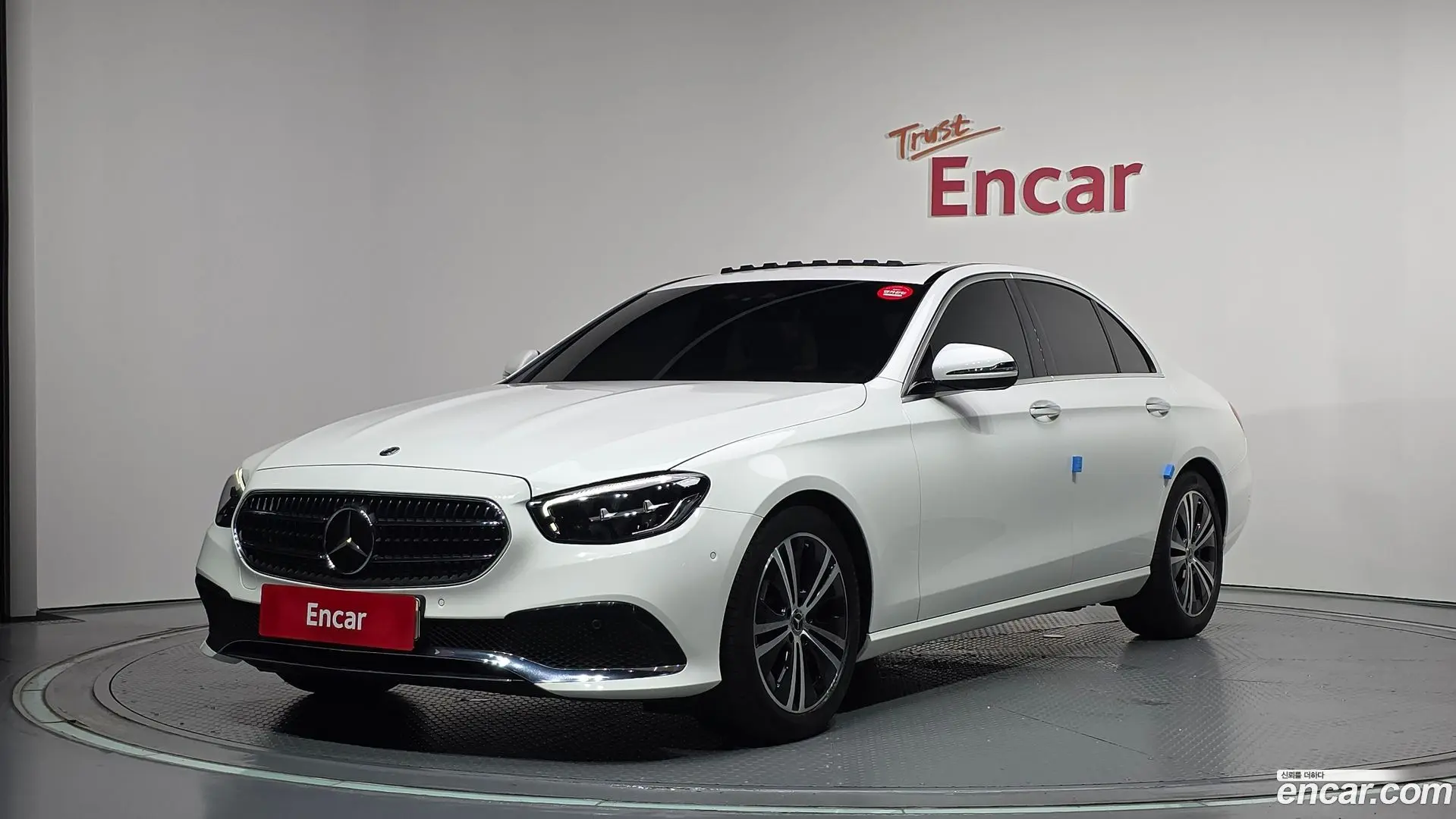 Main__Slider__Photo:E-Class Mercedes-Benz 2020.11-0