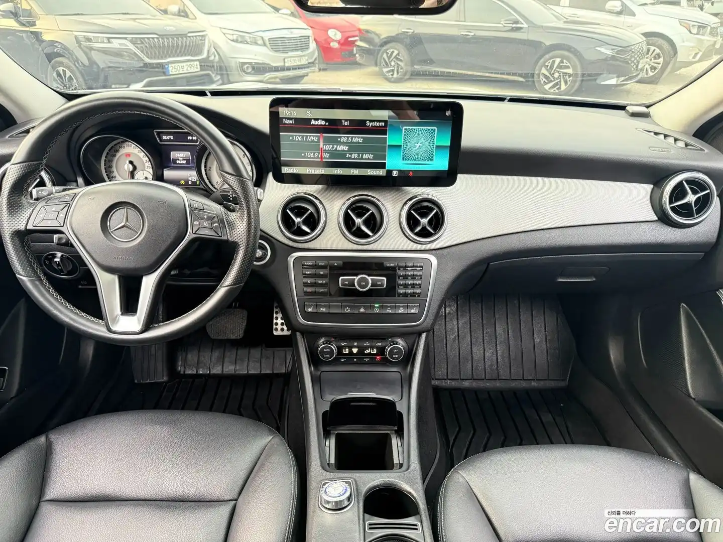 GLA-Class Mercedes-Benz 2015.8-INNER-007