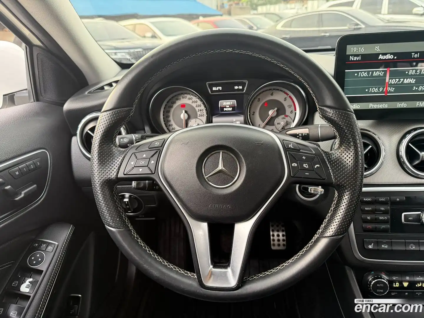 GLA-Class Mercedes-Benz 2015.8-INNER-008