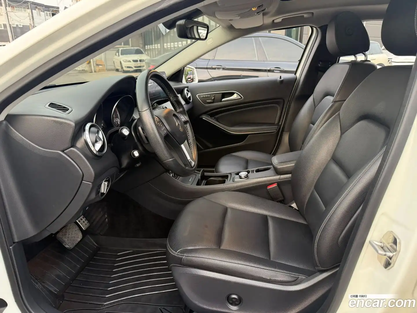 GLA-Class Mercedes-Benz 2015.8-INNER-009