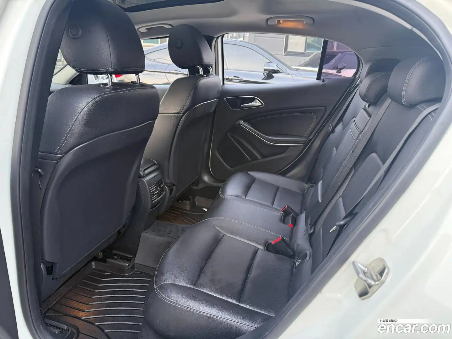 GLA-Class Mercedes-Benz 2015.8-INNER-010