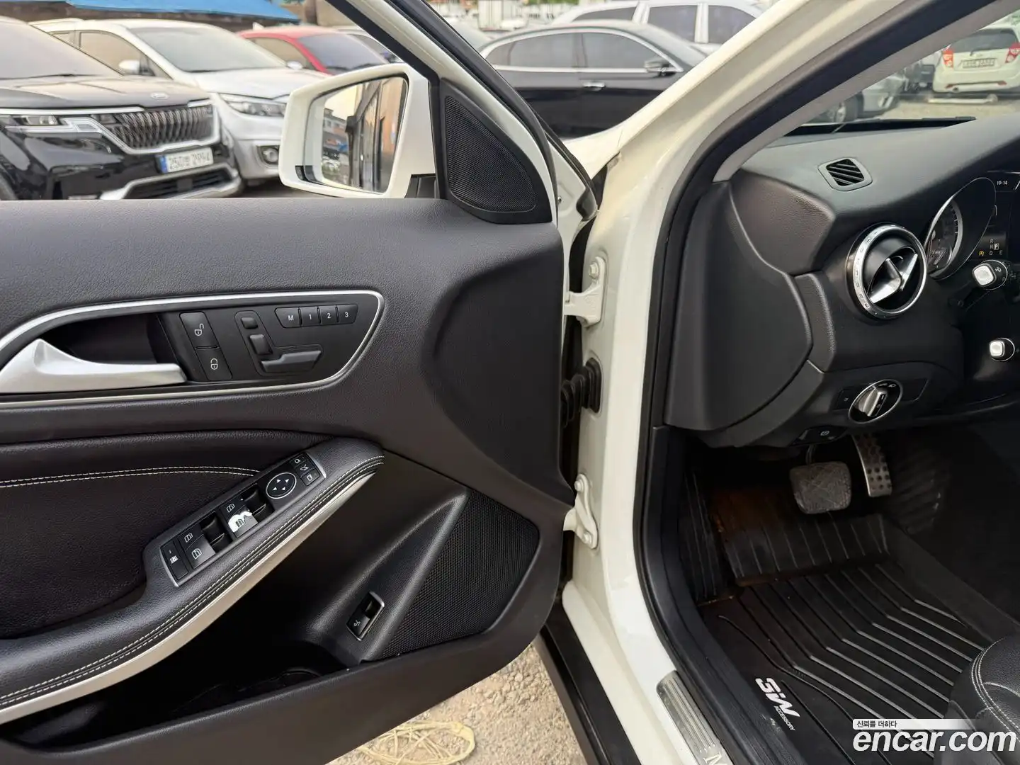 GLA-Class Mercedes-Benz 2015.8-OPTION-015