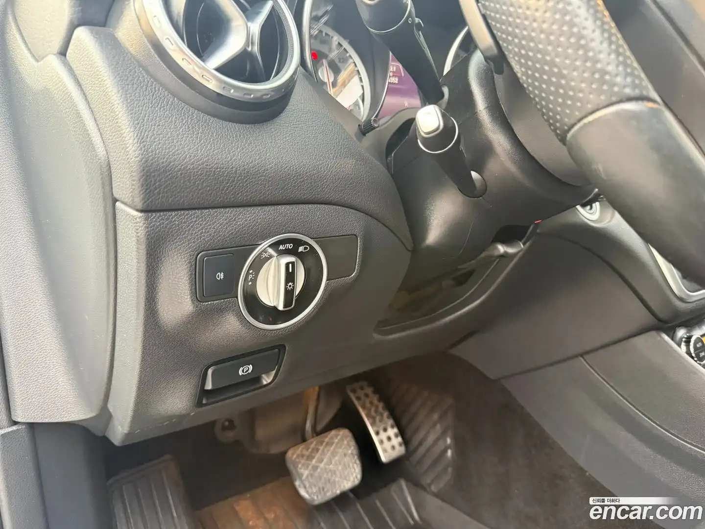 GLA-Class Mercedes-Benz 2015.8-OPTION-016