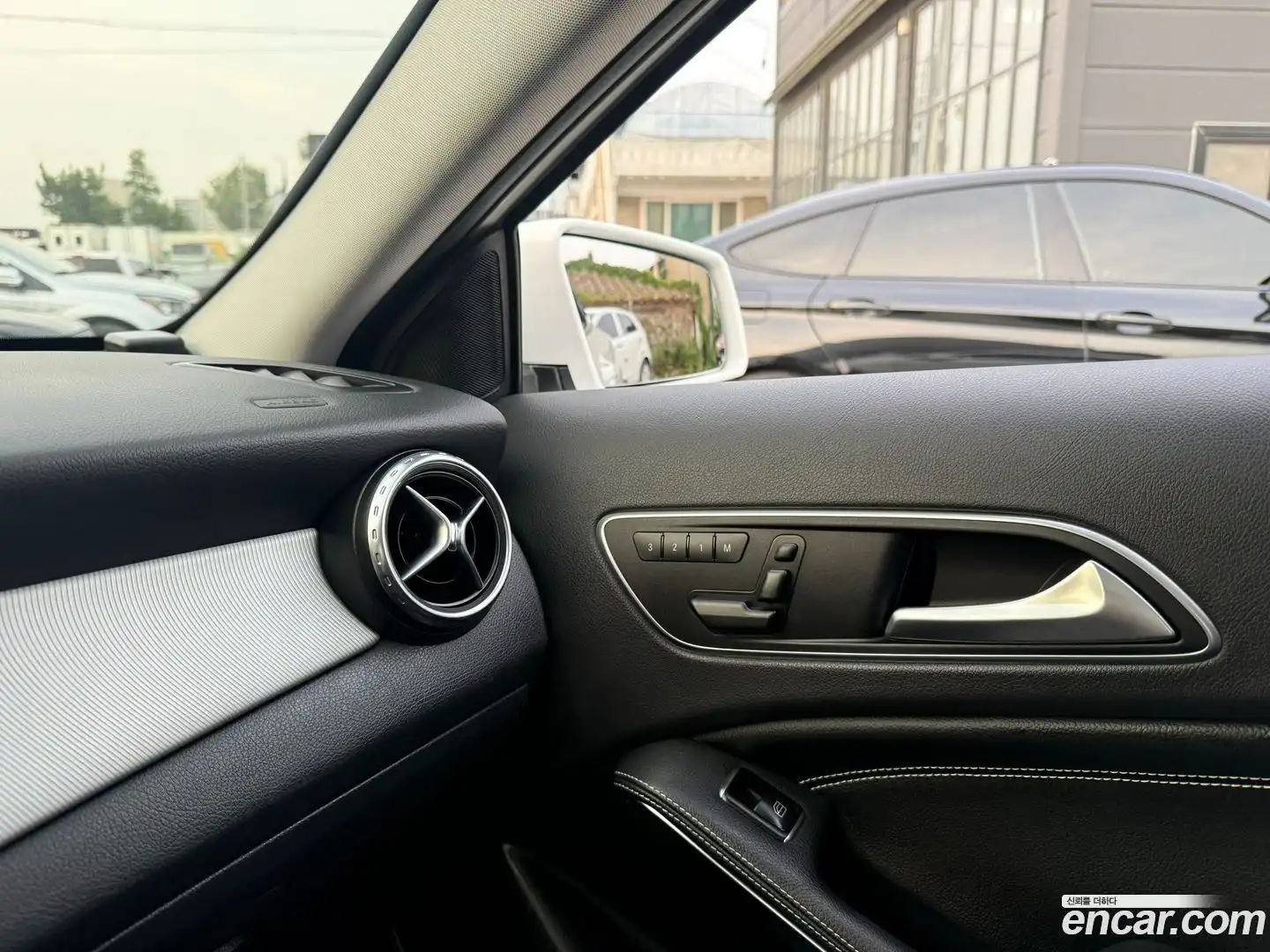 GLA-Class Mercedes-Benz 2015.8-OPTION-019