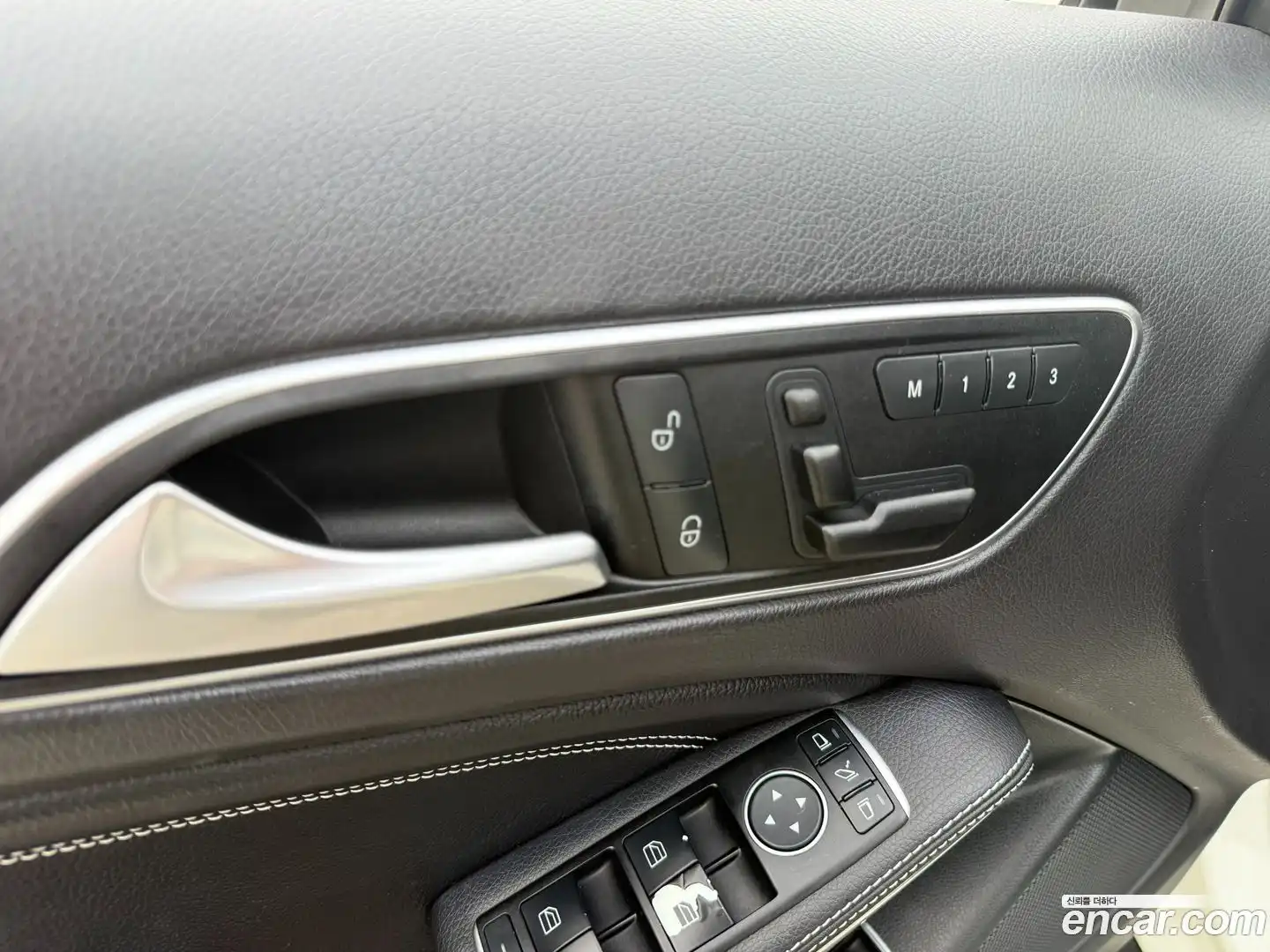 GLA-Class Mercedes-Benz 2015.8-OPTION-021