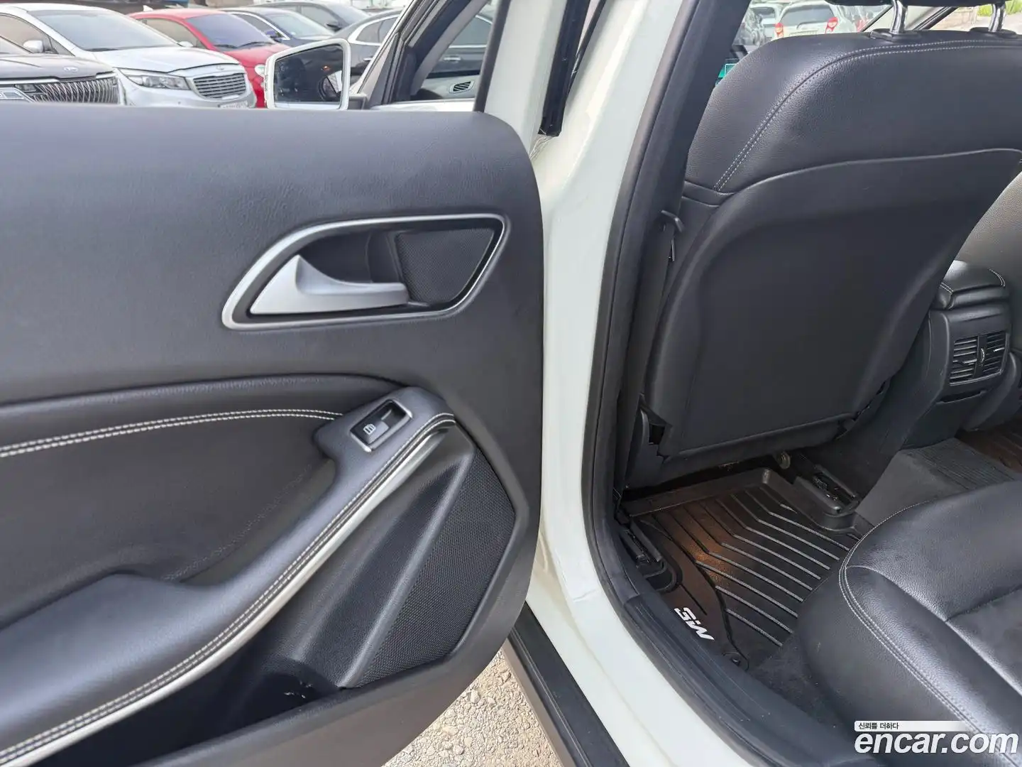 GLA-Class Mercedes-Benz 2015.8-OPTION-022