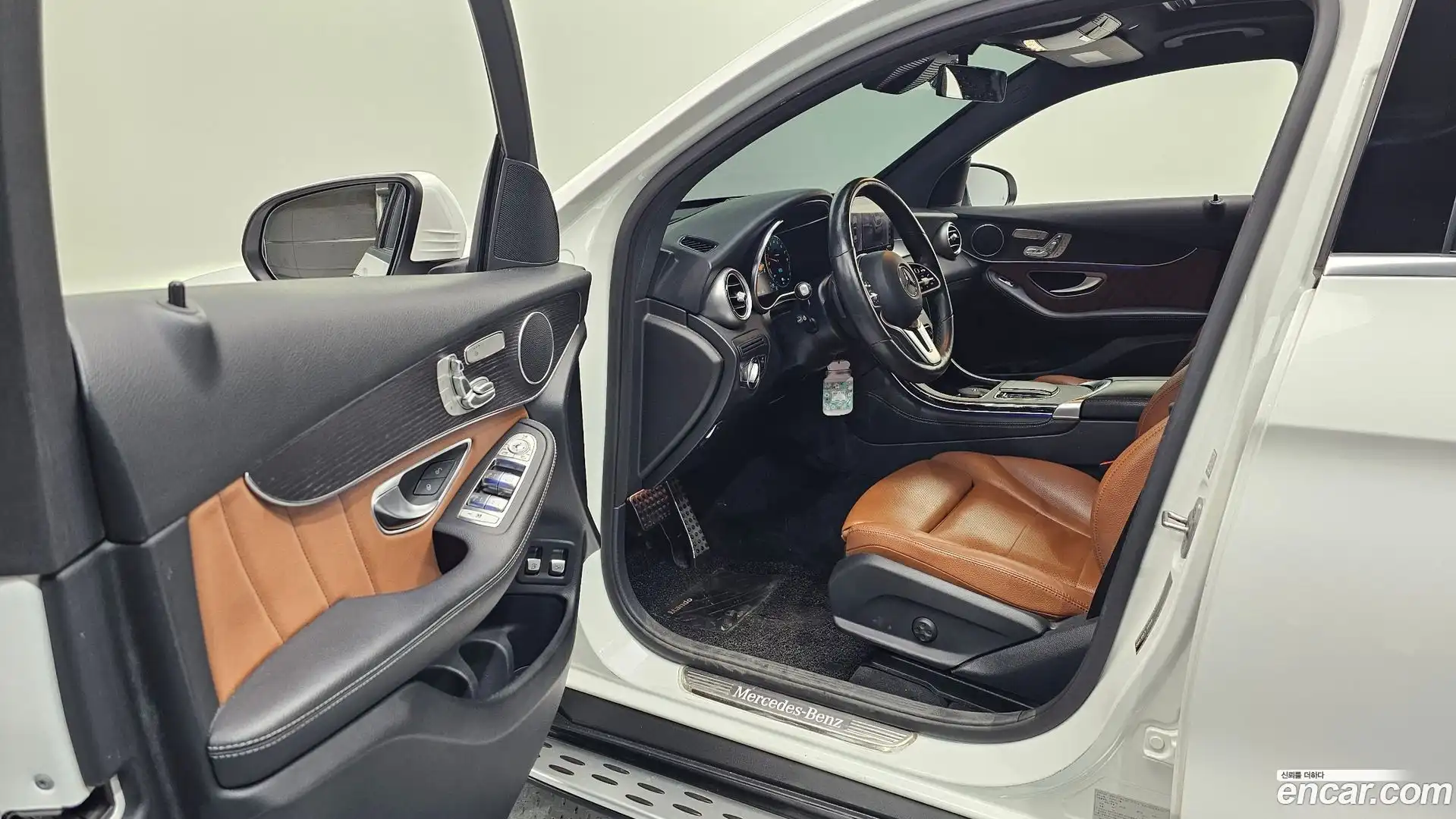 GLC-Class Mercedes-Benz 2020.11-INNER-010