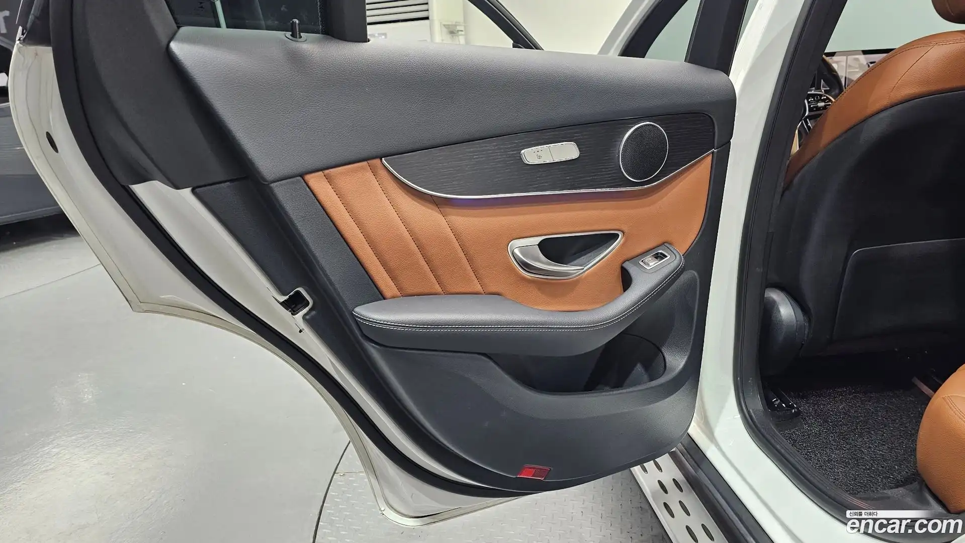 GLC-Class Mercedes-Benz 2020.11-INNER-035
