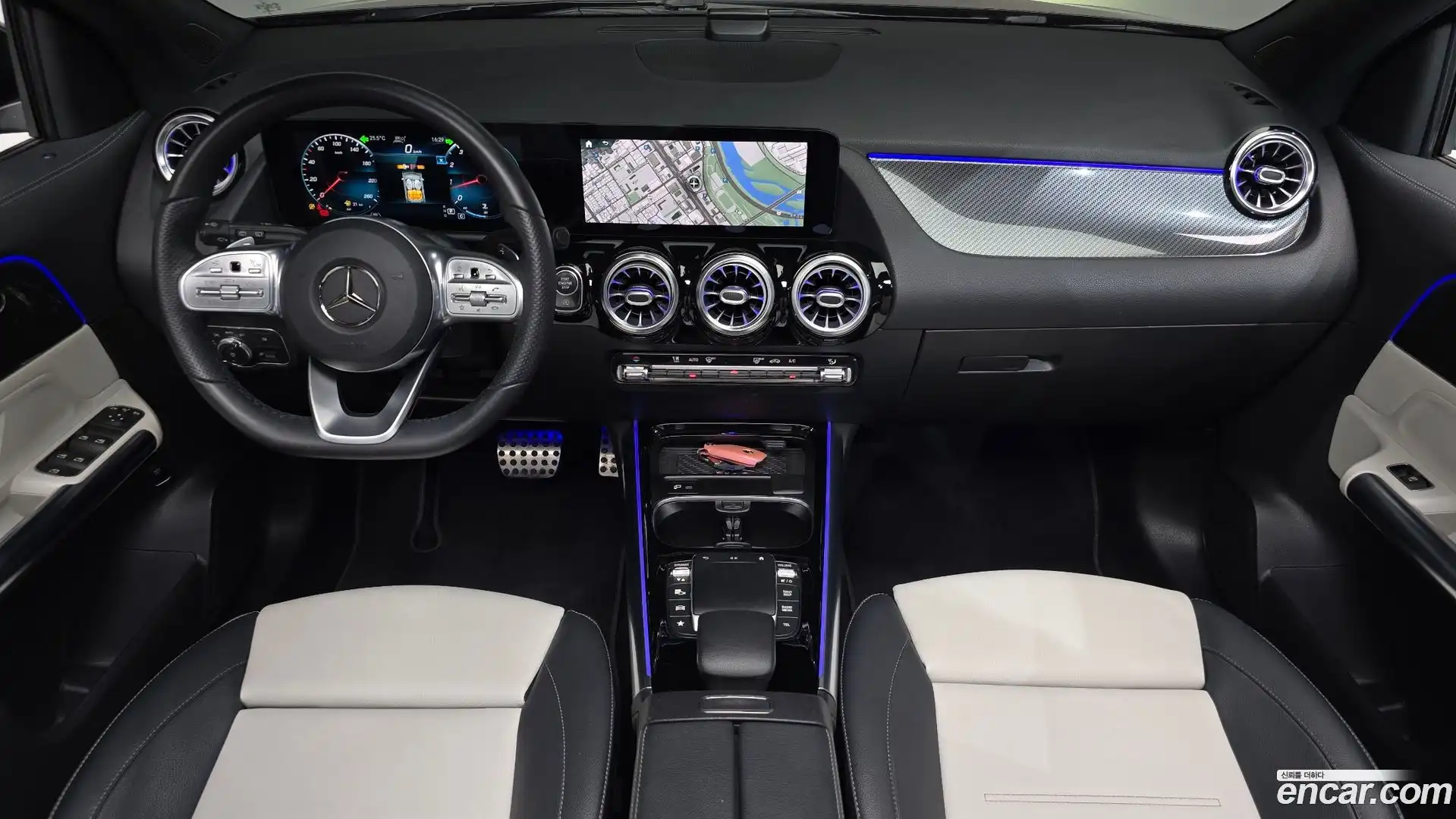 GLA-Class Mercedes-Benz 2020.11-INNER-007
