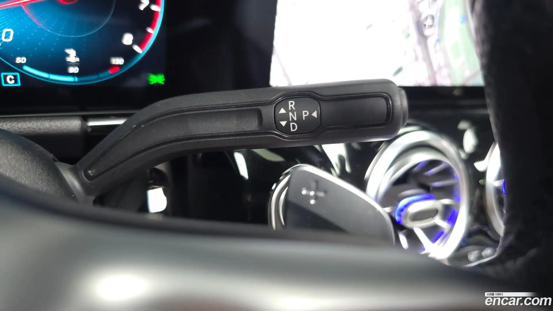 GLA-Class Mercedes-Benz 2020.11-INNER-009