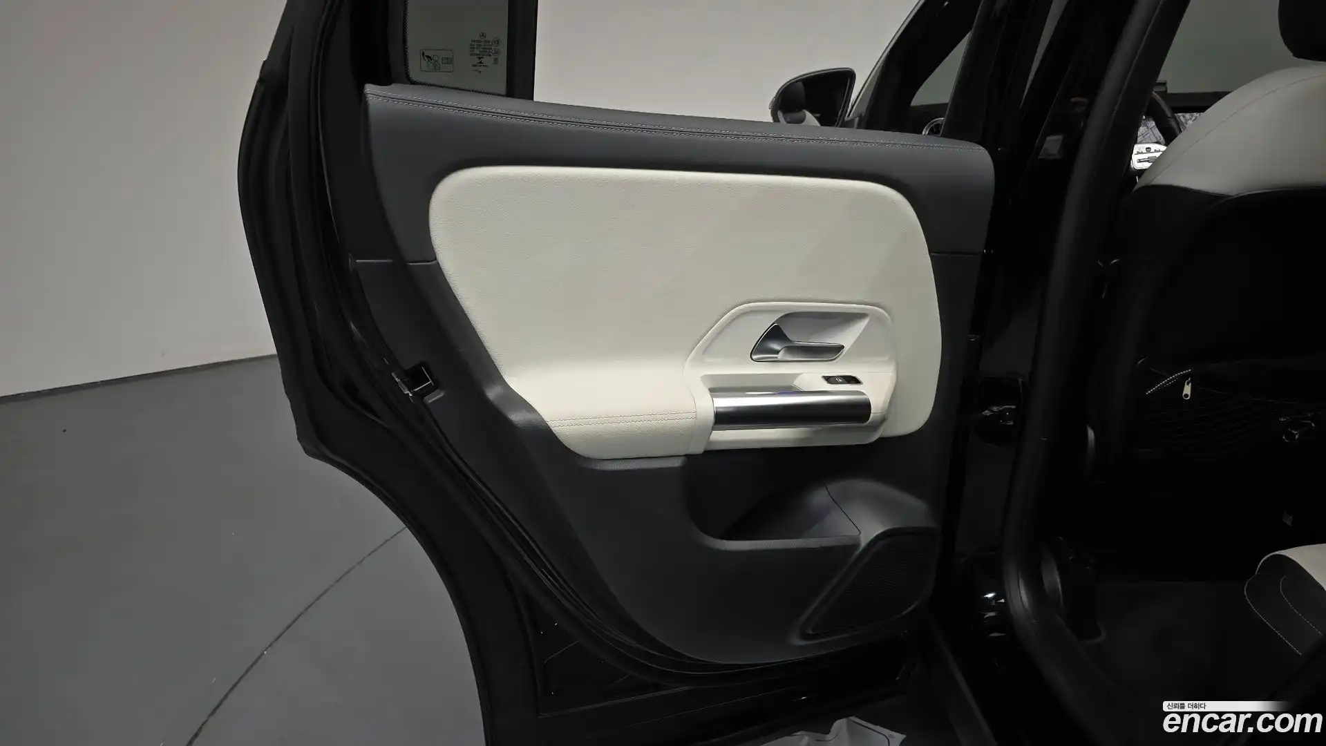 GLA-Class Mercedes-Benz 2020.11-INNER-035