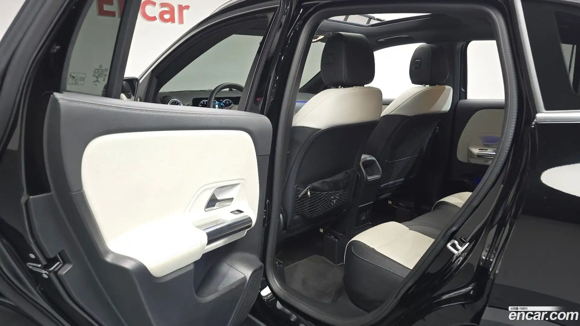 GLA-Class Mercedes-Benz 2020.11-INNER-036