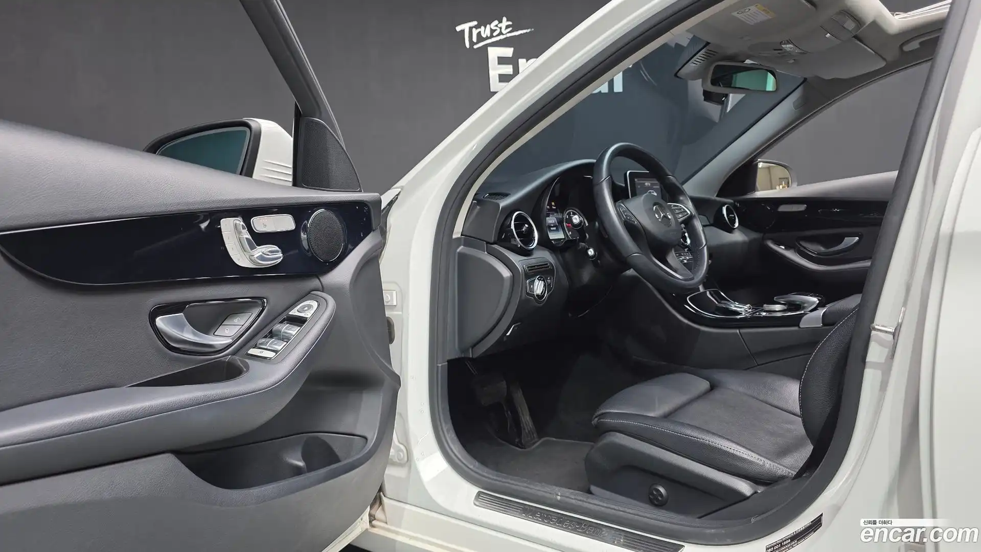 C-Class Mercedes-Benz 2017.1-INNER-010