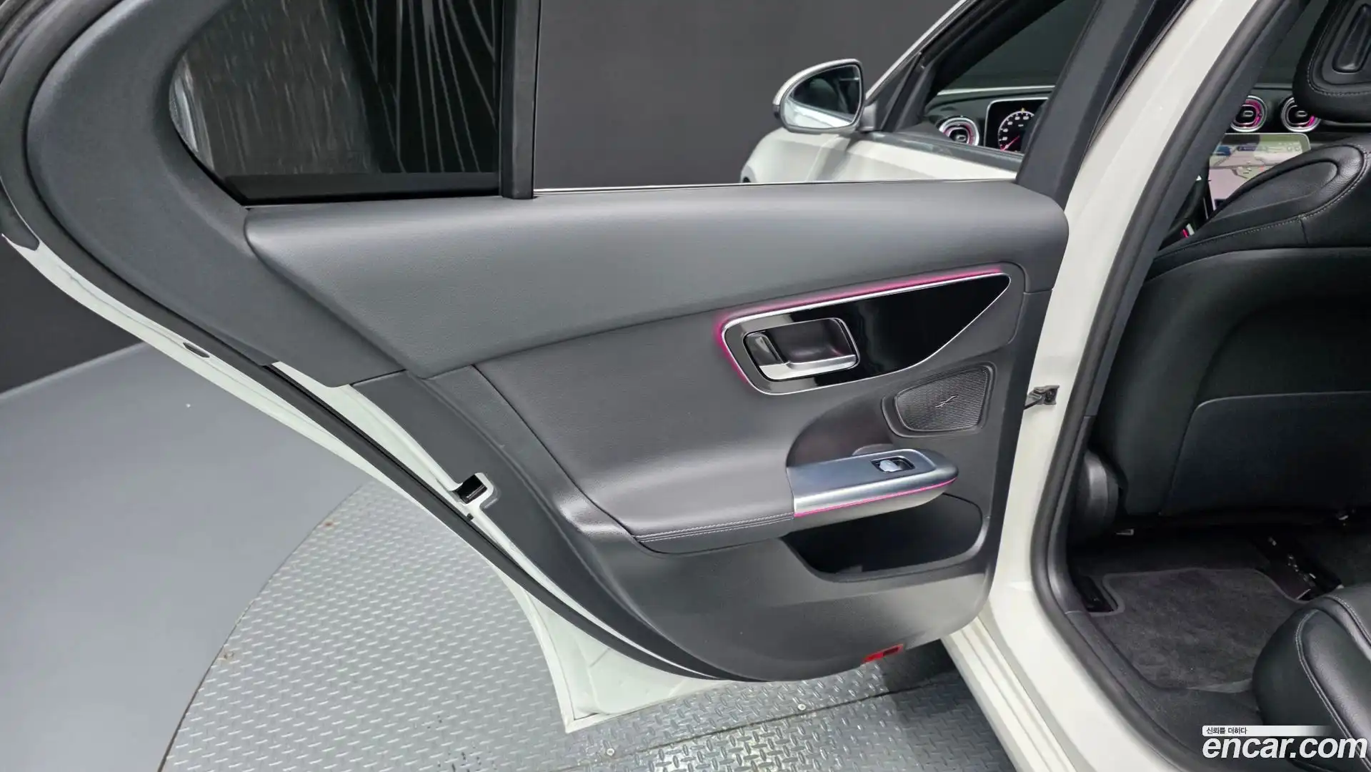 C-Class Mercedes-Benz 2022.3-INNER-035