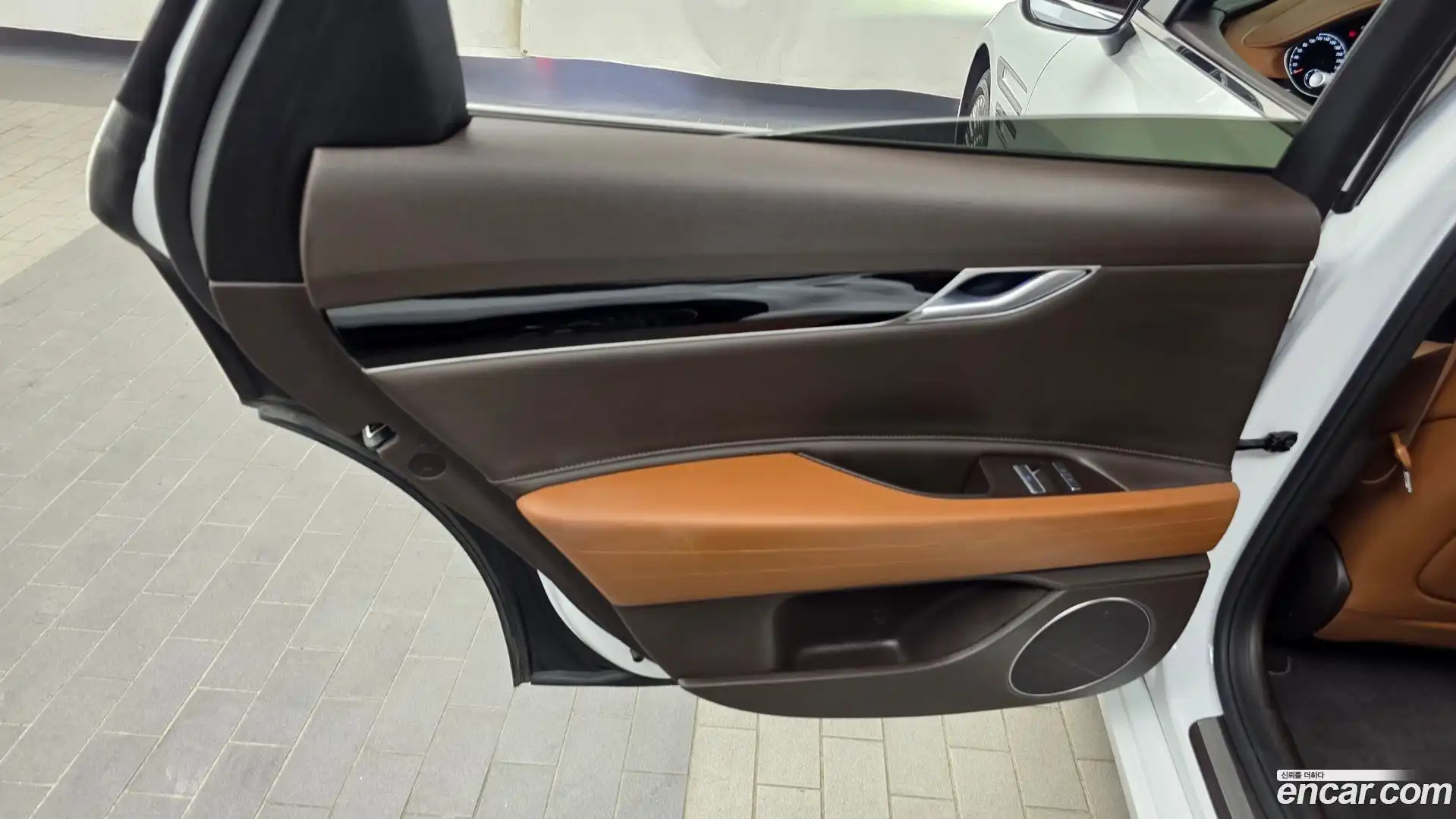 G80 Genesis 2022.3-INNER-035