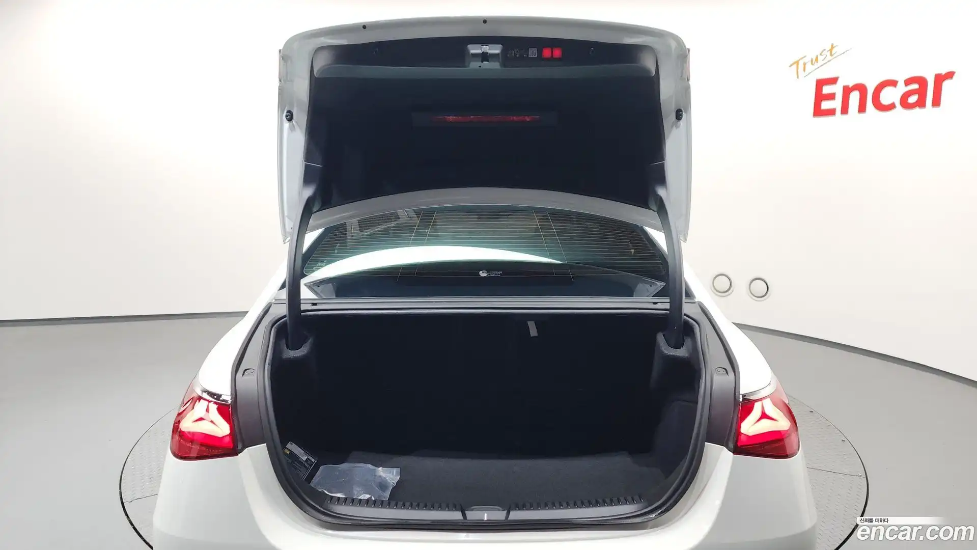 E-Class Mercedes-Benz 2025.9-OPTION-040