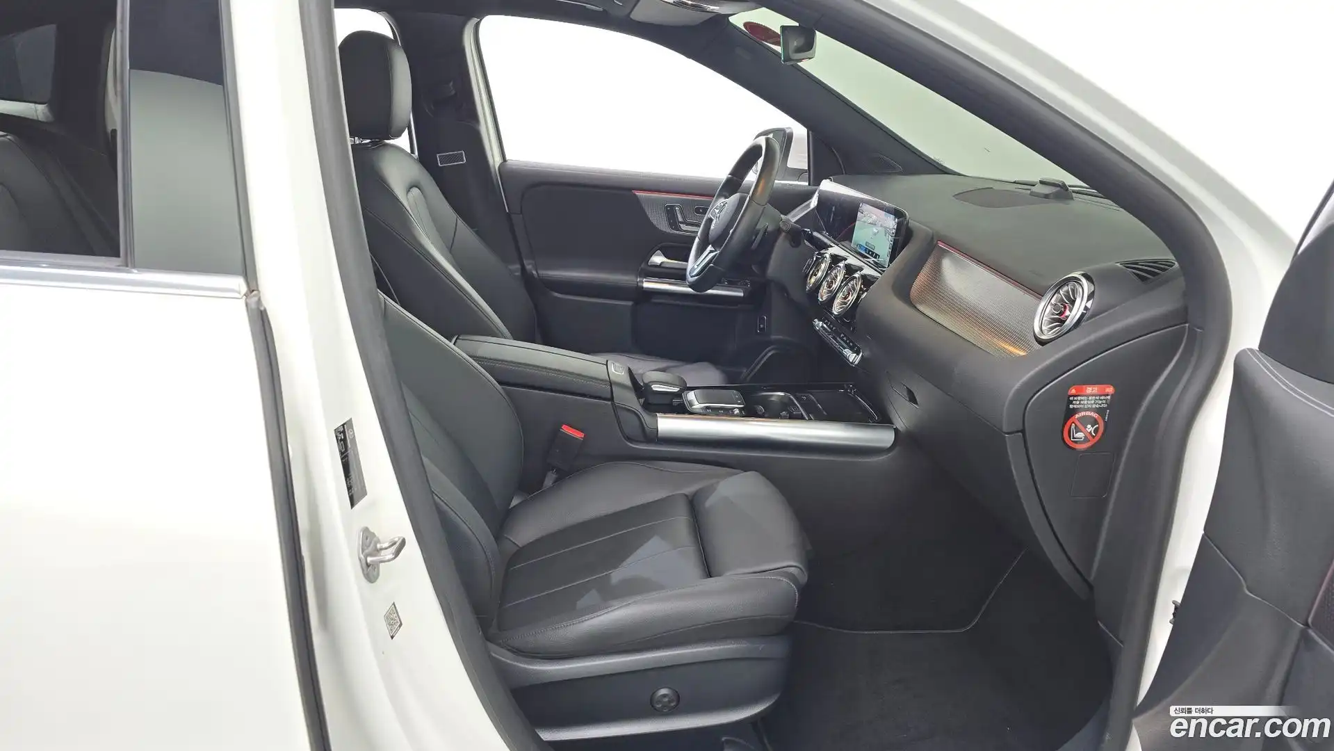 GLA-Class Mercedes-Benz 2021.7-INNER-036