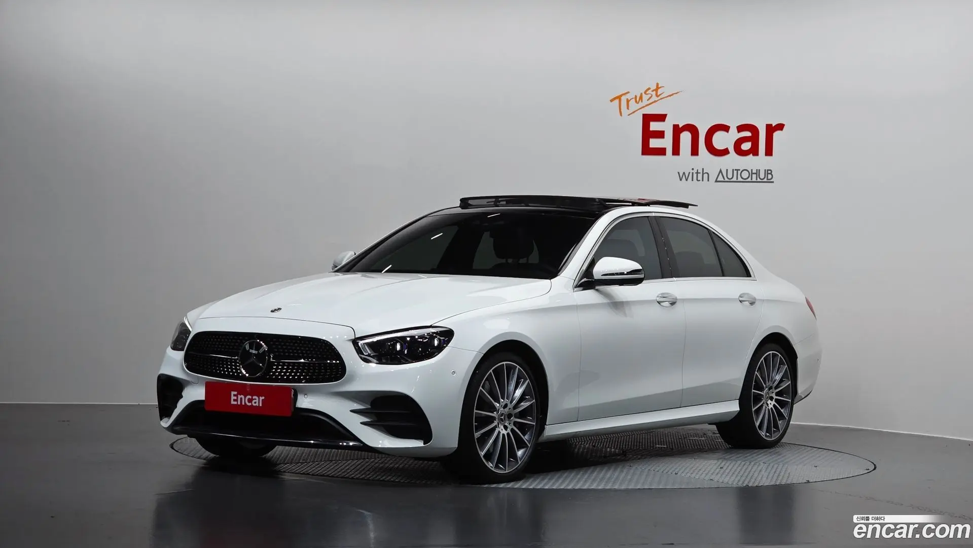 Main__Slider__Photo:E-Class Mercedes-Benz 2022.5-0