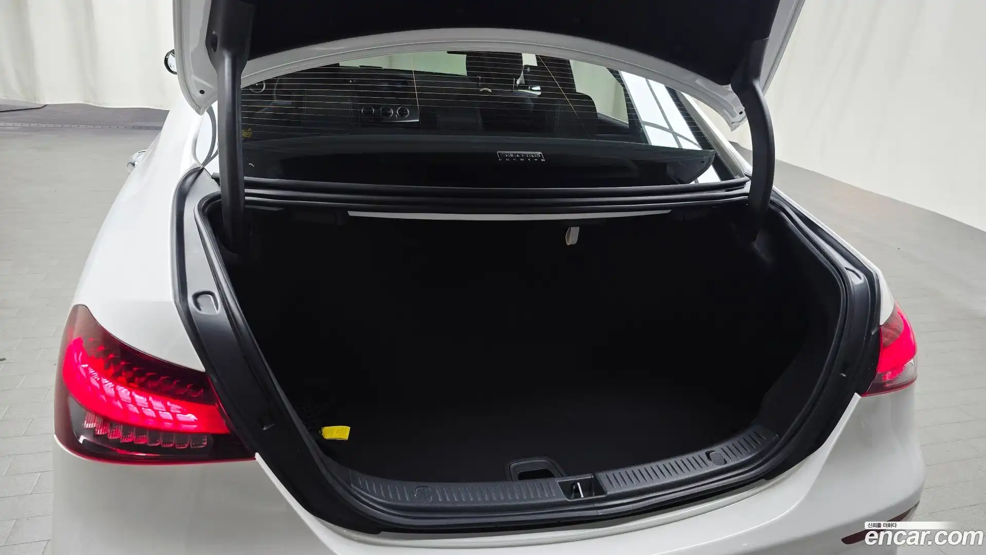 E-Class Mercedes-Benz 2022.5-OPTION-022